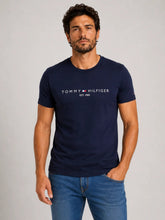 Camiseta Tommy Hilfiger Logo Tee Est. 1985 - Sale -LIVE - Henri Store