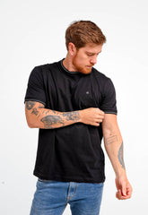 Camiseta Calvin Klein Gola e Punho Friso