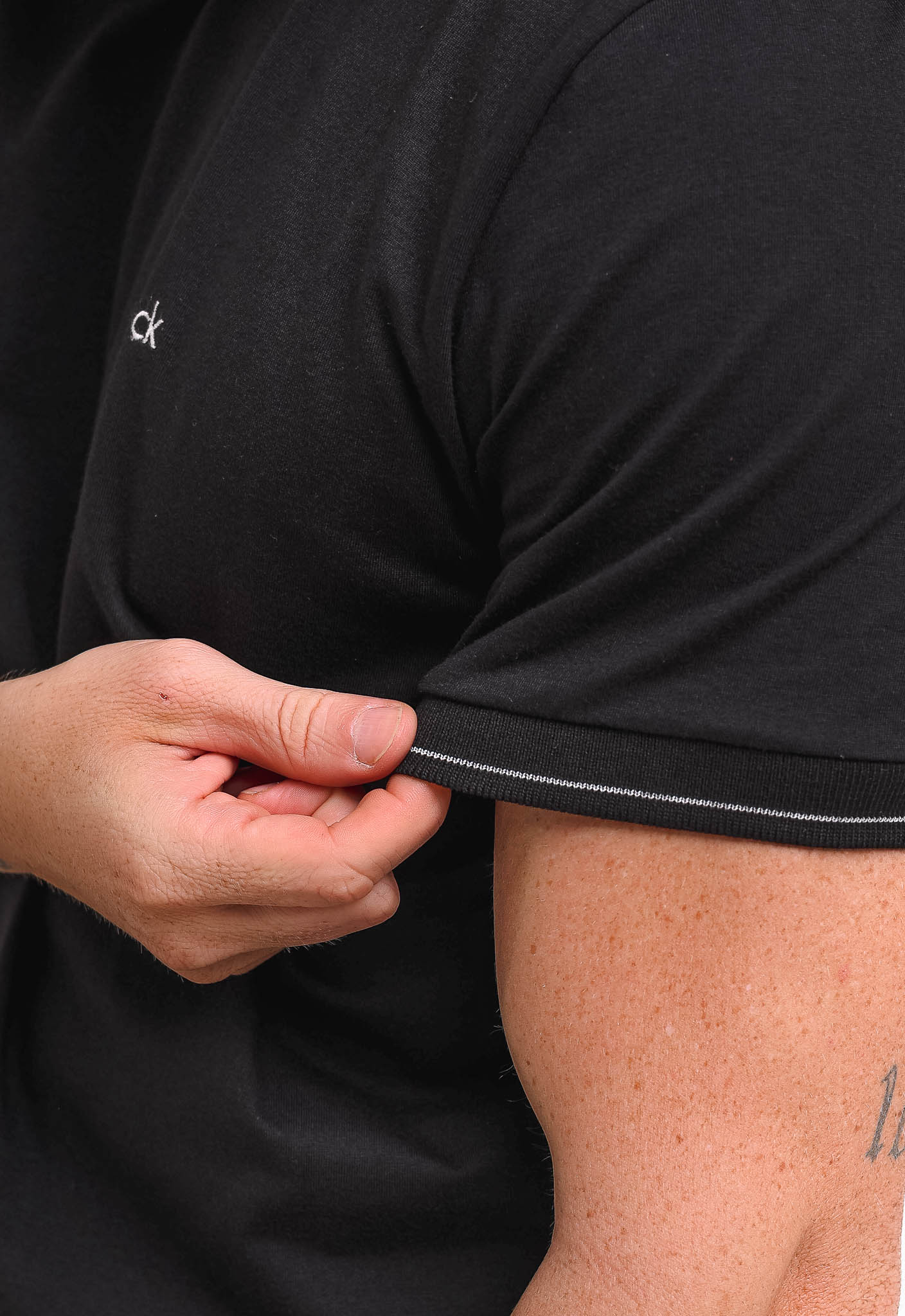 Camiseta Calvin Klein Gola E Punho Friso