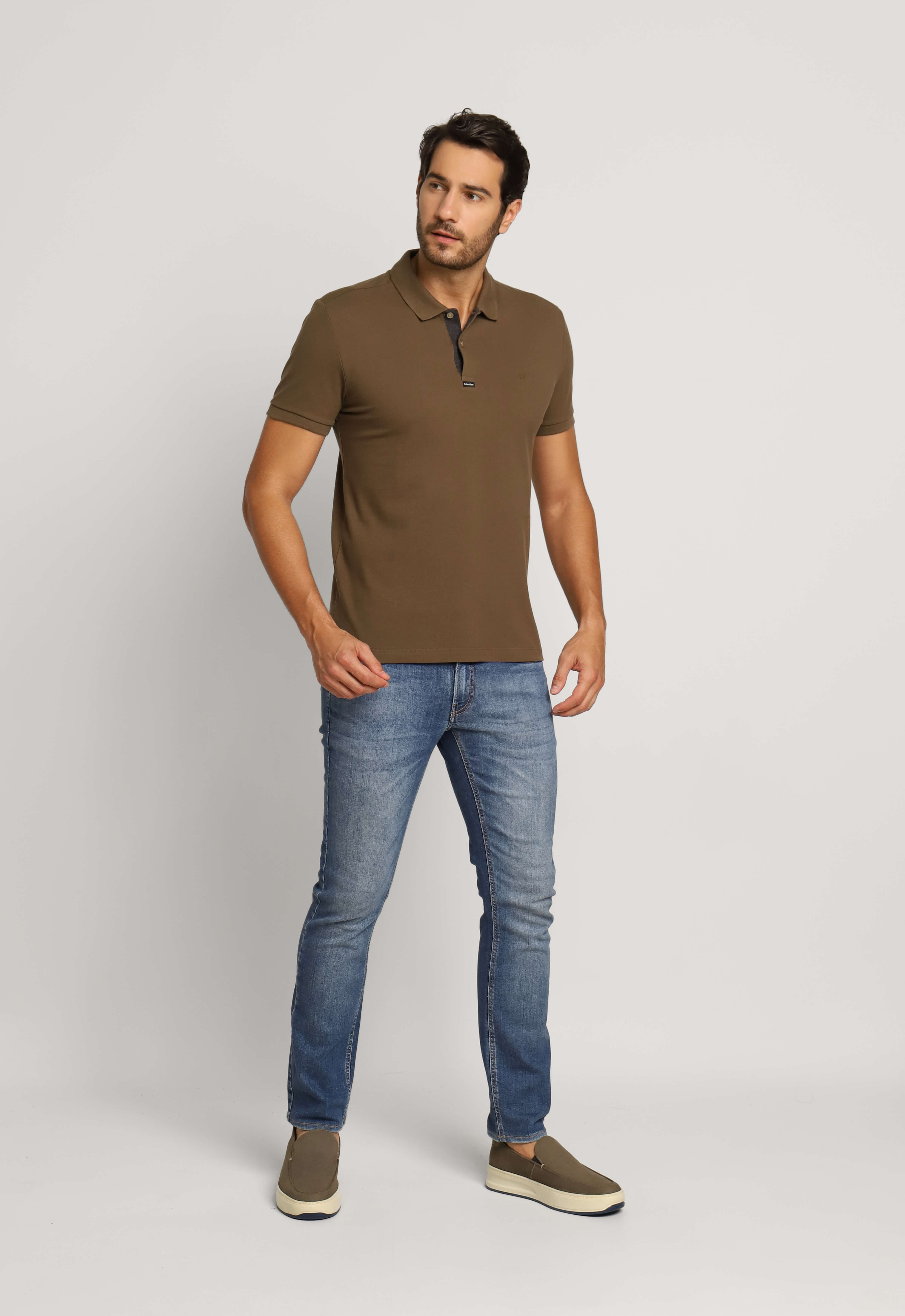 Polo Masculina Slim Fit Calvin Klein com Logo Termocolante CK no Peito Marrom