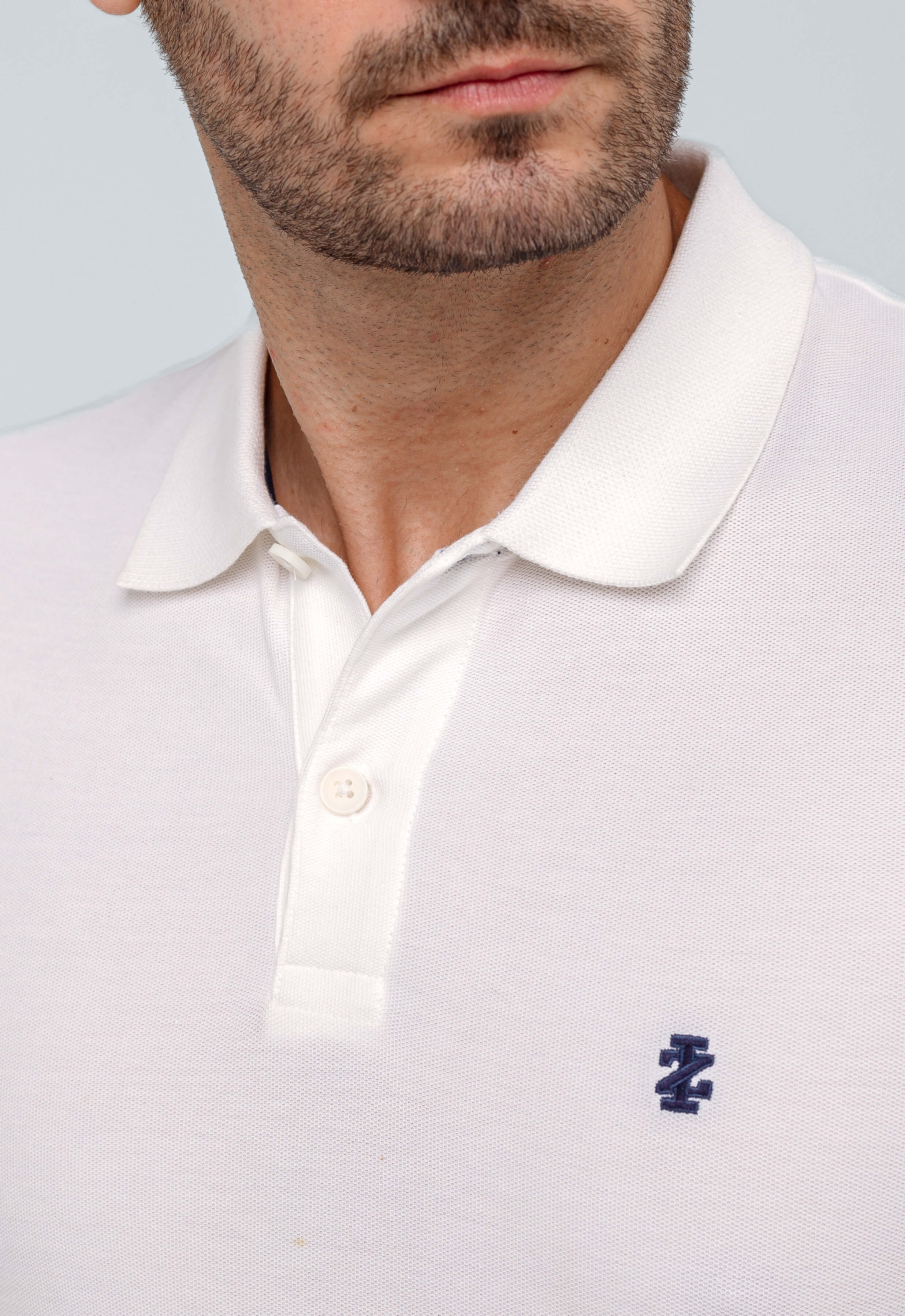 Polo Masculina Regular Básica Izod Branca com Logo Marinho