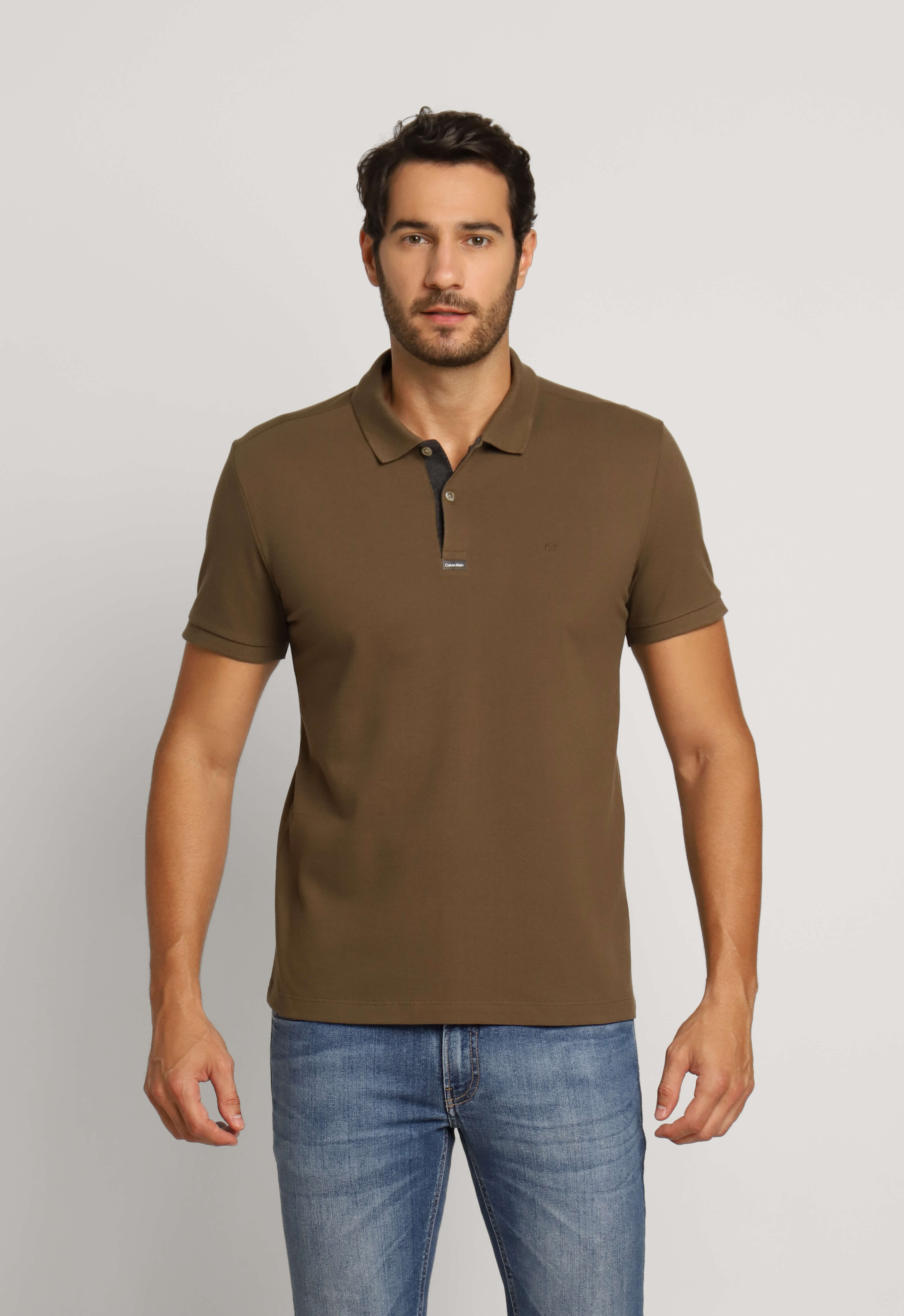 Polo Masculina Slim Fit Calvin Klein com Logo Termocolante CK no Peito Marrom