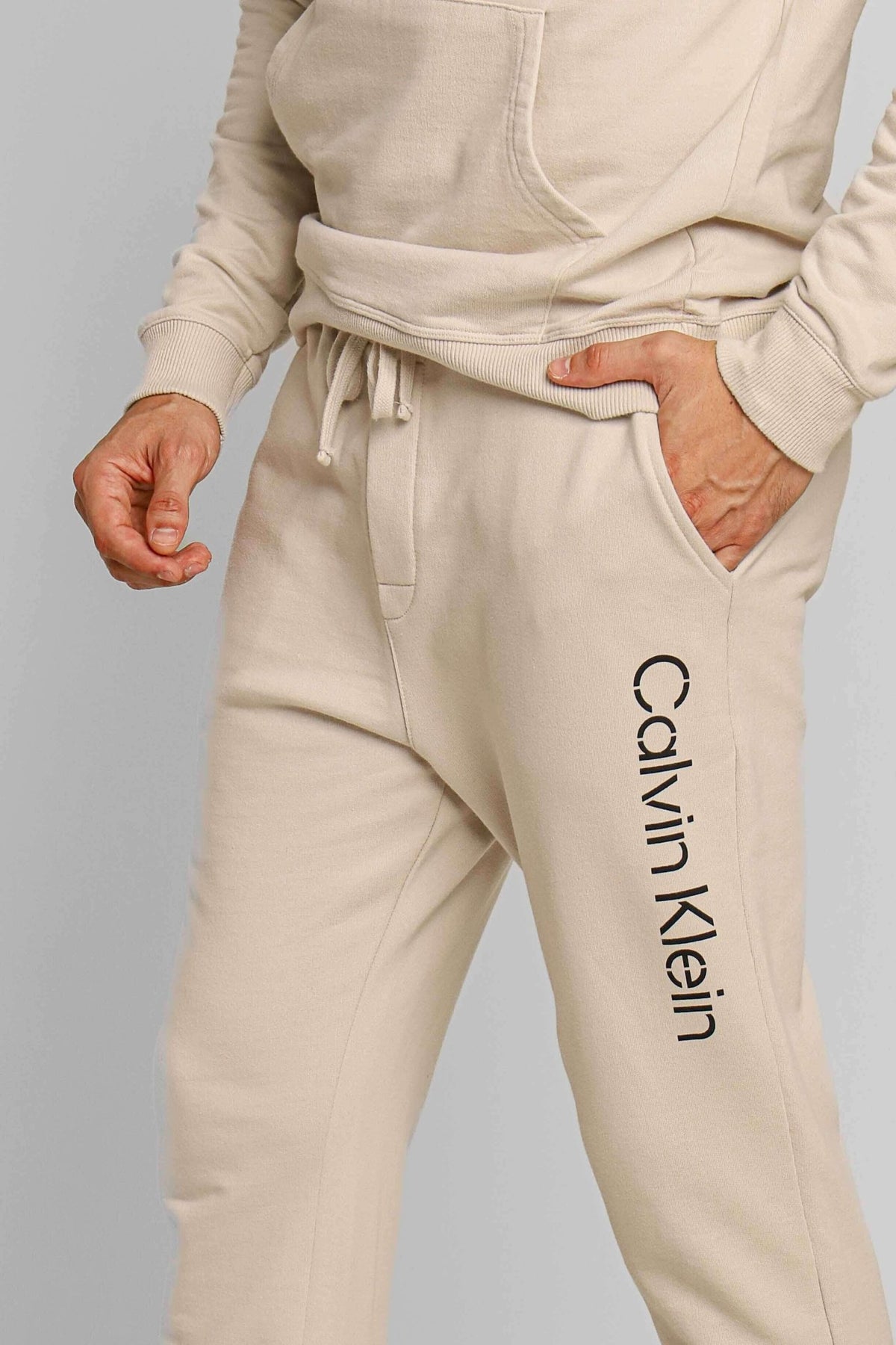 Calça Moletom Calvin Klein Logo Lateral Cáqui - Henri Store