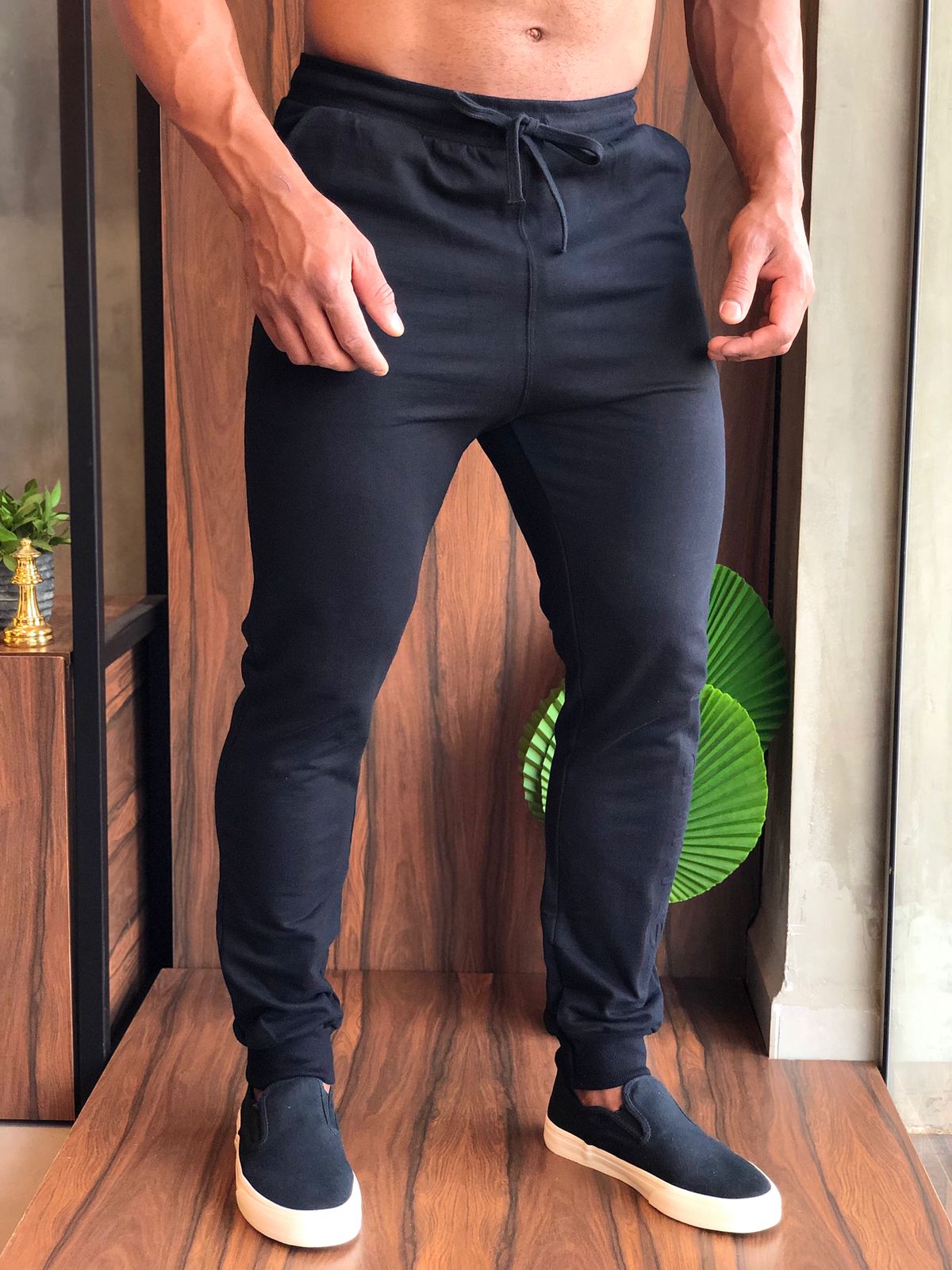 Calça Moletom Calvin Klein Preta C/ Alto Relevo - Henri Store