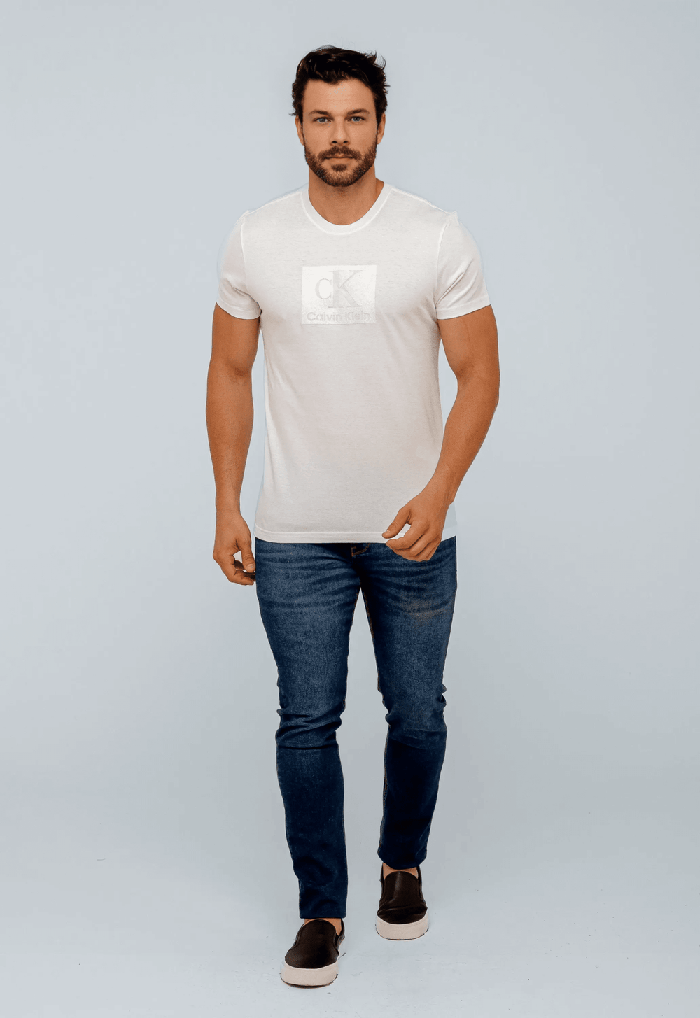 Camiseta Calvin Klein Embossed Logo Central Shine - Henri Store