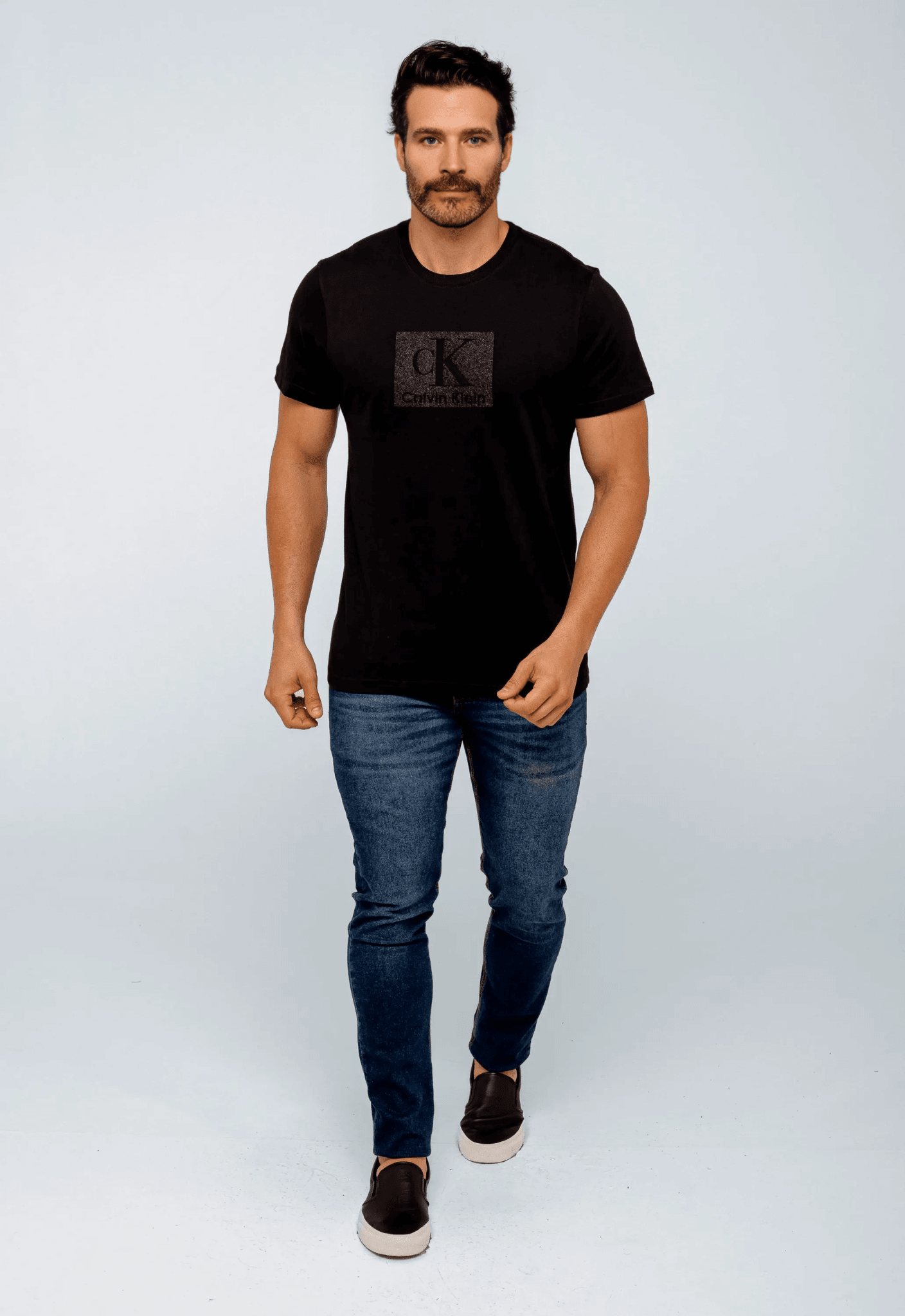 Camiseta Calvin Klein Embossed Logo Central Shine - Henri Store