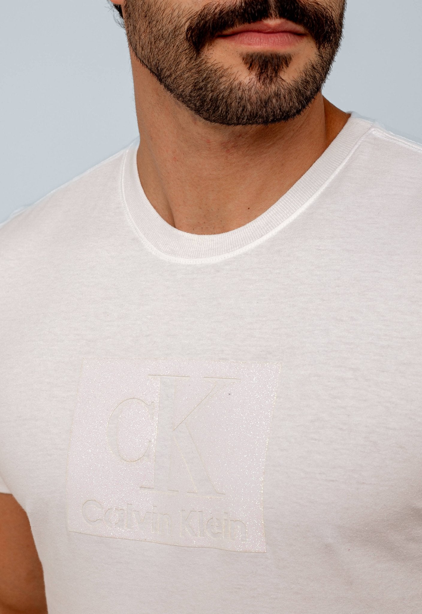 Camiseta Calvin Klein Embossed Logo Central Shine - Henri Store