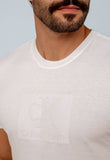 Camiseta Calvin Klein Embossed Logo Central Shine - Henri Store