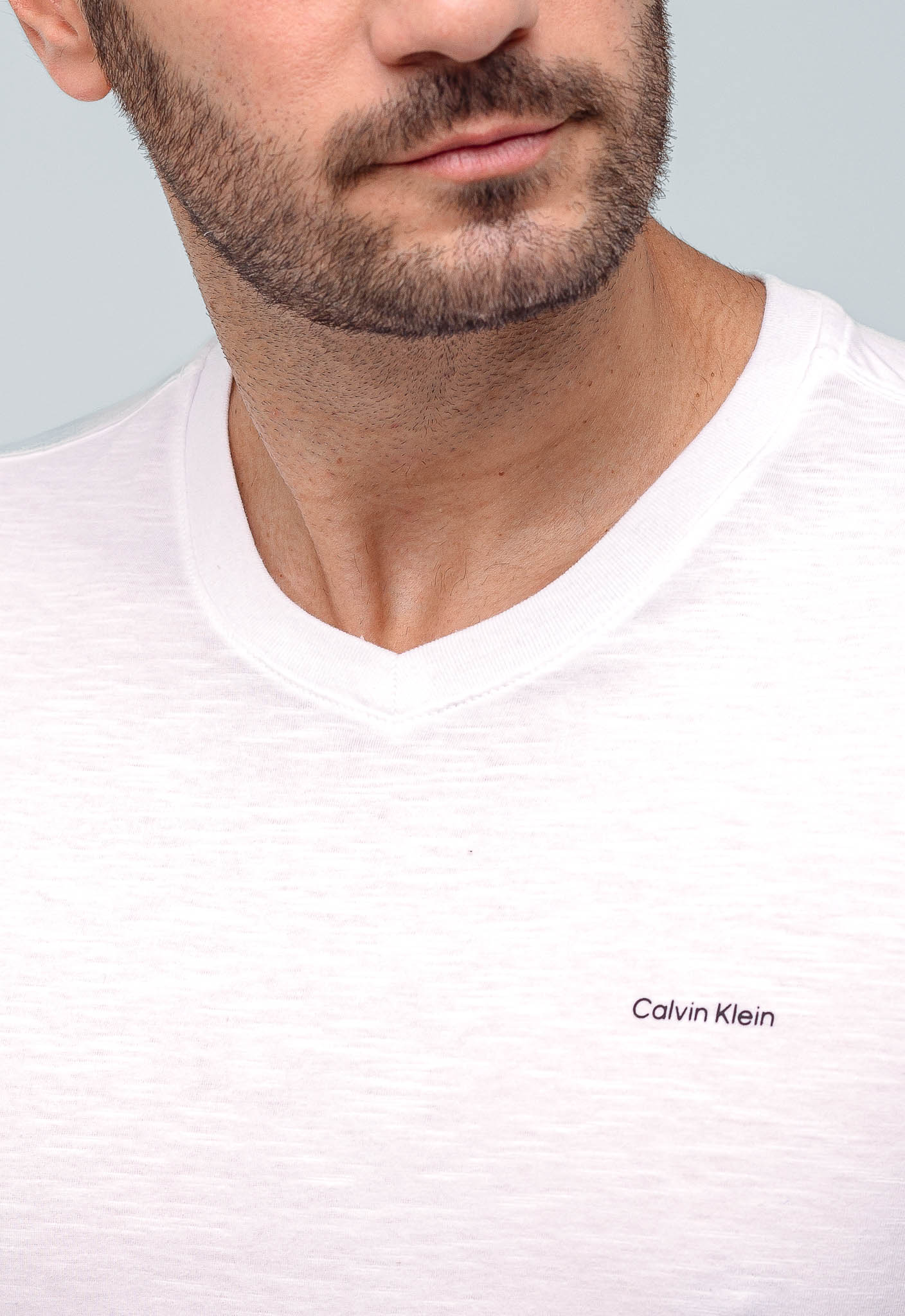 Camiseta Calvin Klein Flamê Gola V - Henri Store