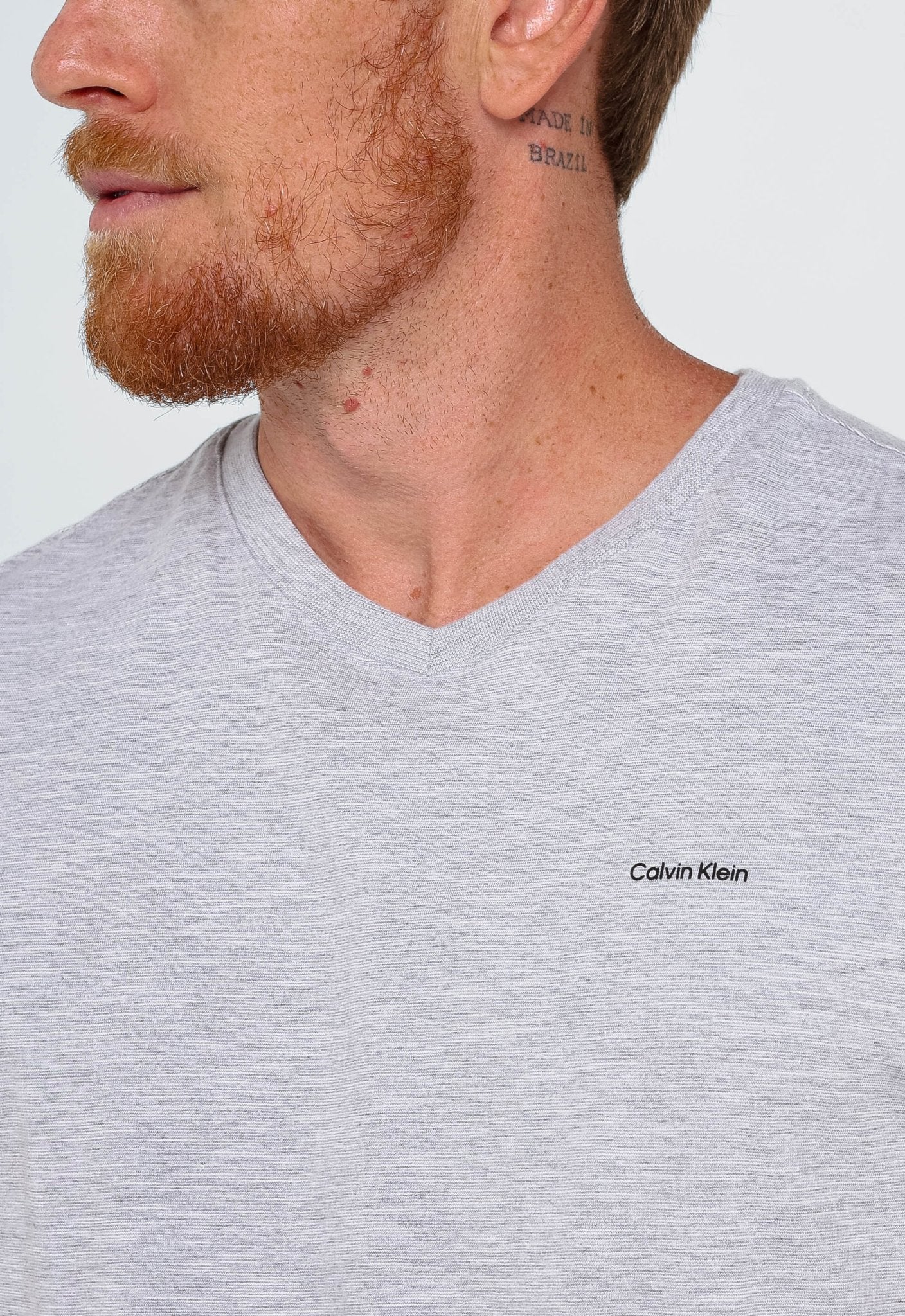 Camiseta Calvin Klein Flamê Gola V - Henri Store
