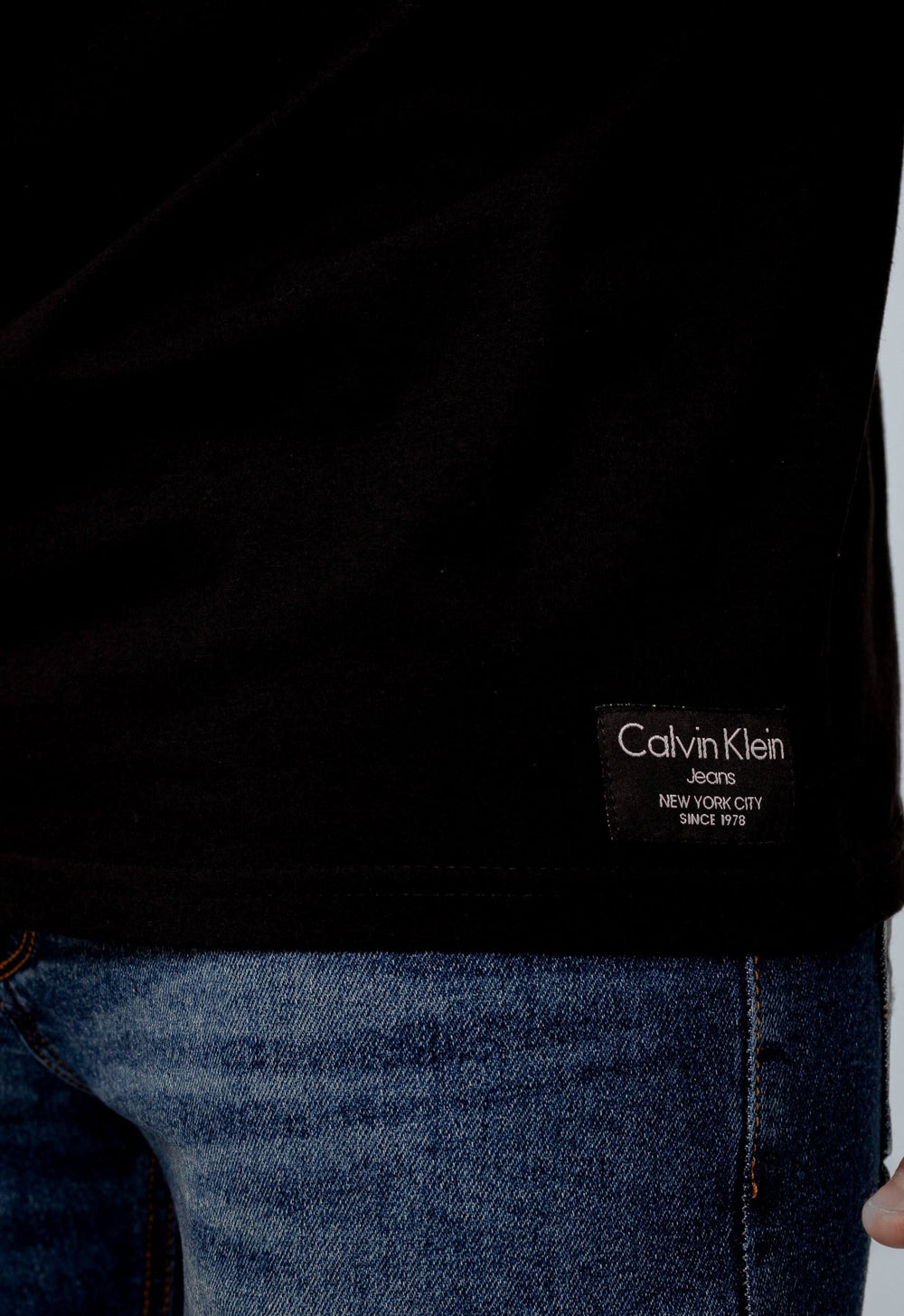 Camiseta Calvin Klein Jeans Lisa Bottom Front - Henri Store
