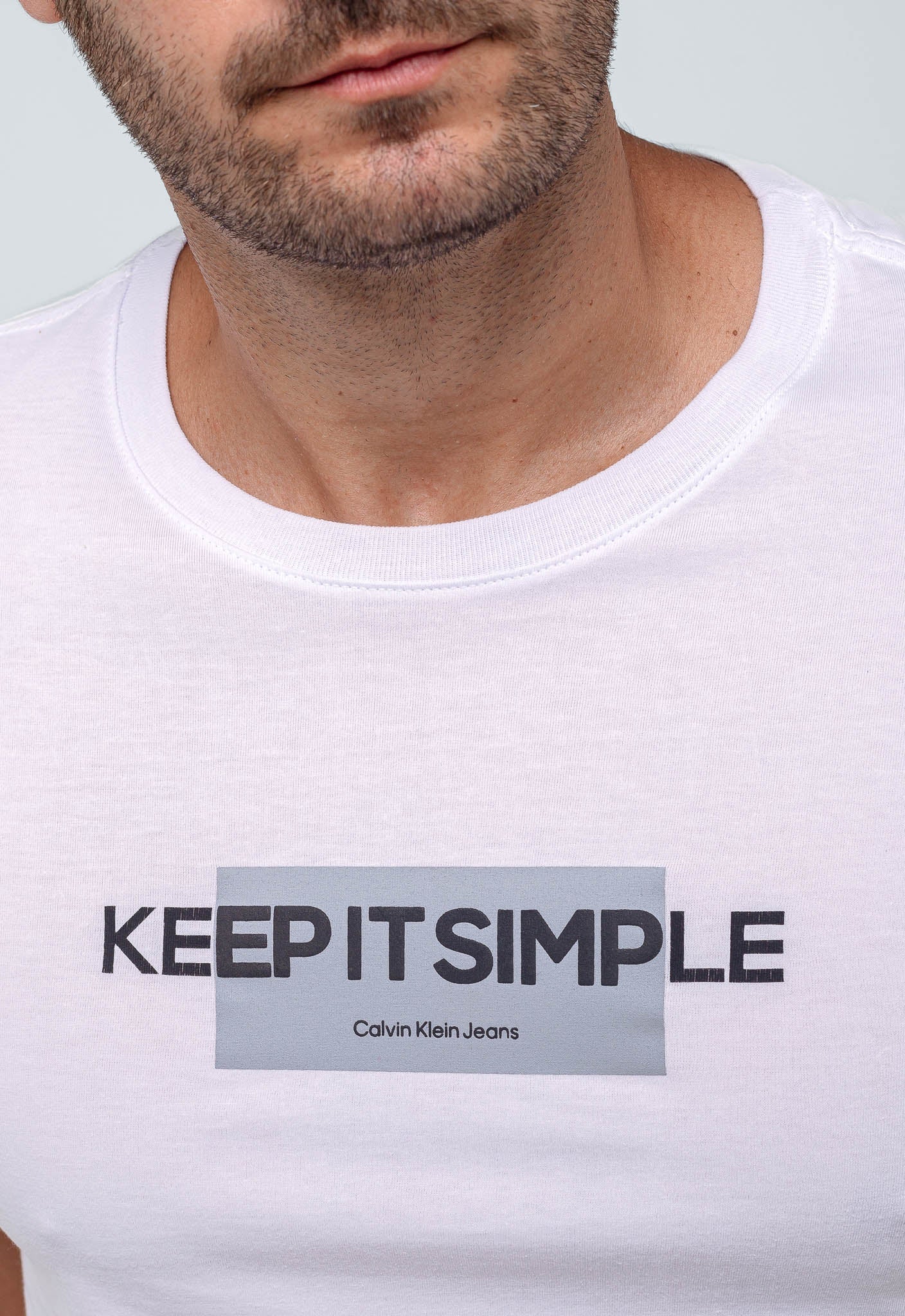 Camiseta Calvin Klein Jeans Logo Central Embossed - Henri Store