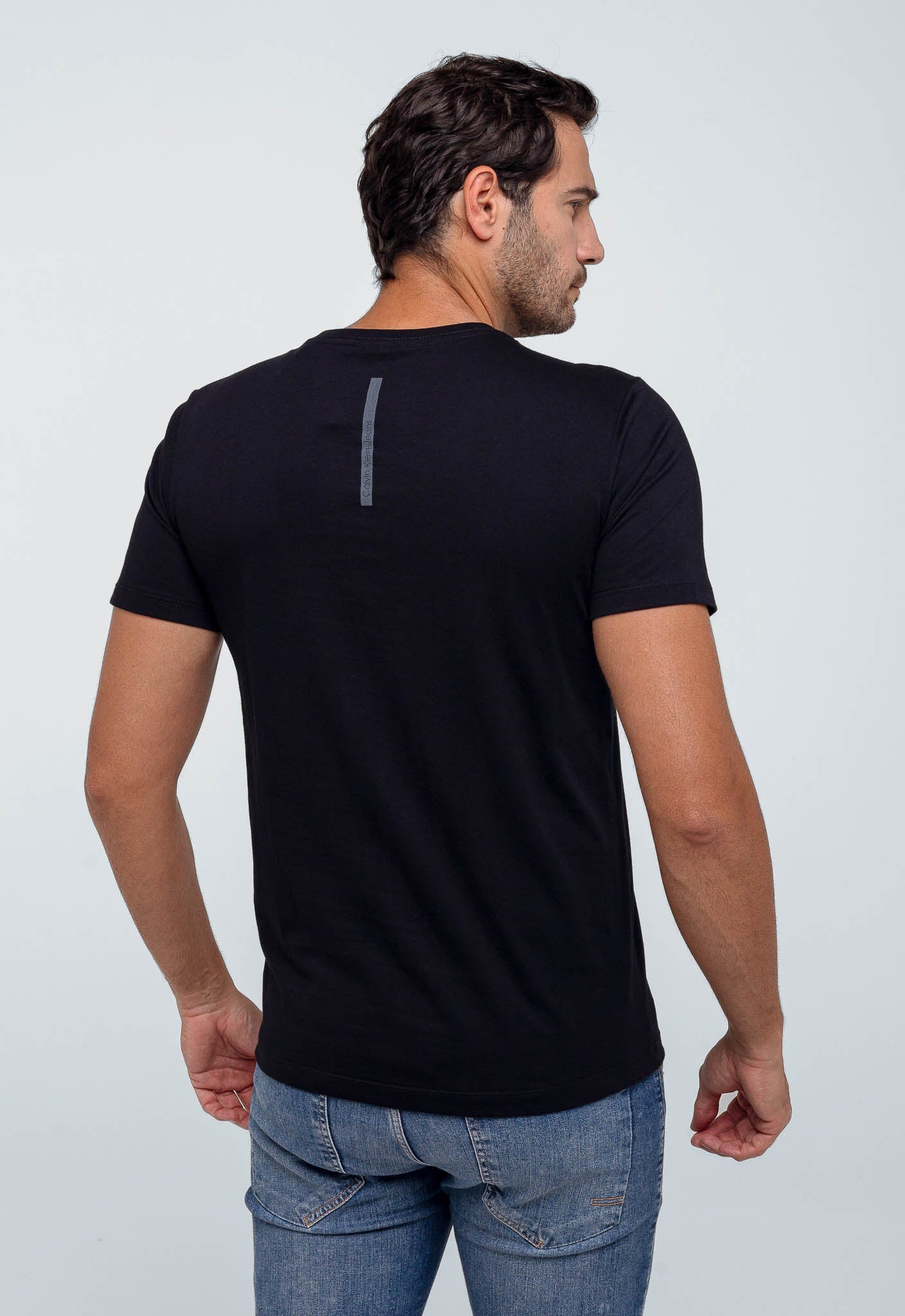 Camiseta Calvin Klein Jeans Logo Central Embossed - Henri Store