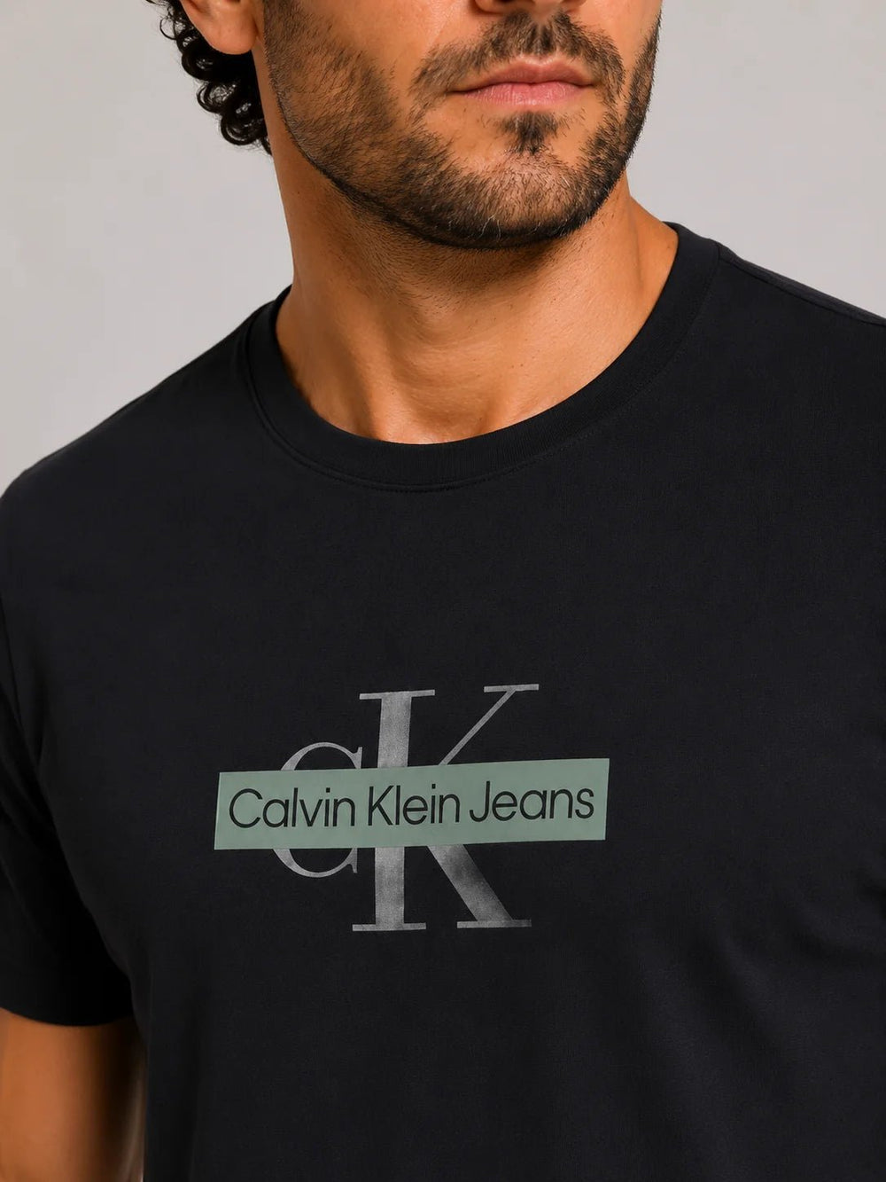 Camiseta Calvin Klein Jeans Logo Central - Live - Henri Store