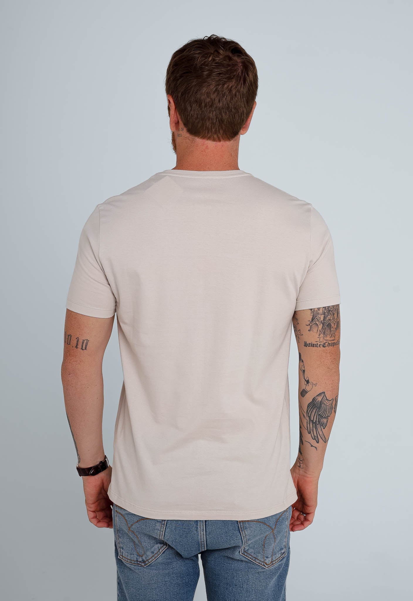 Camiseta Calvin Klein Logo Central Areia - Henri Store