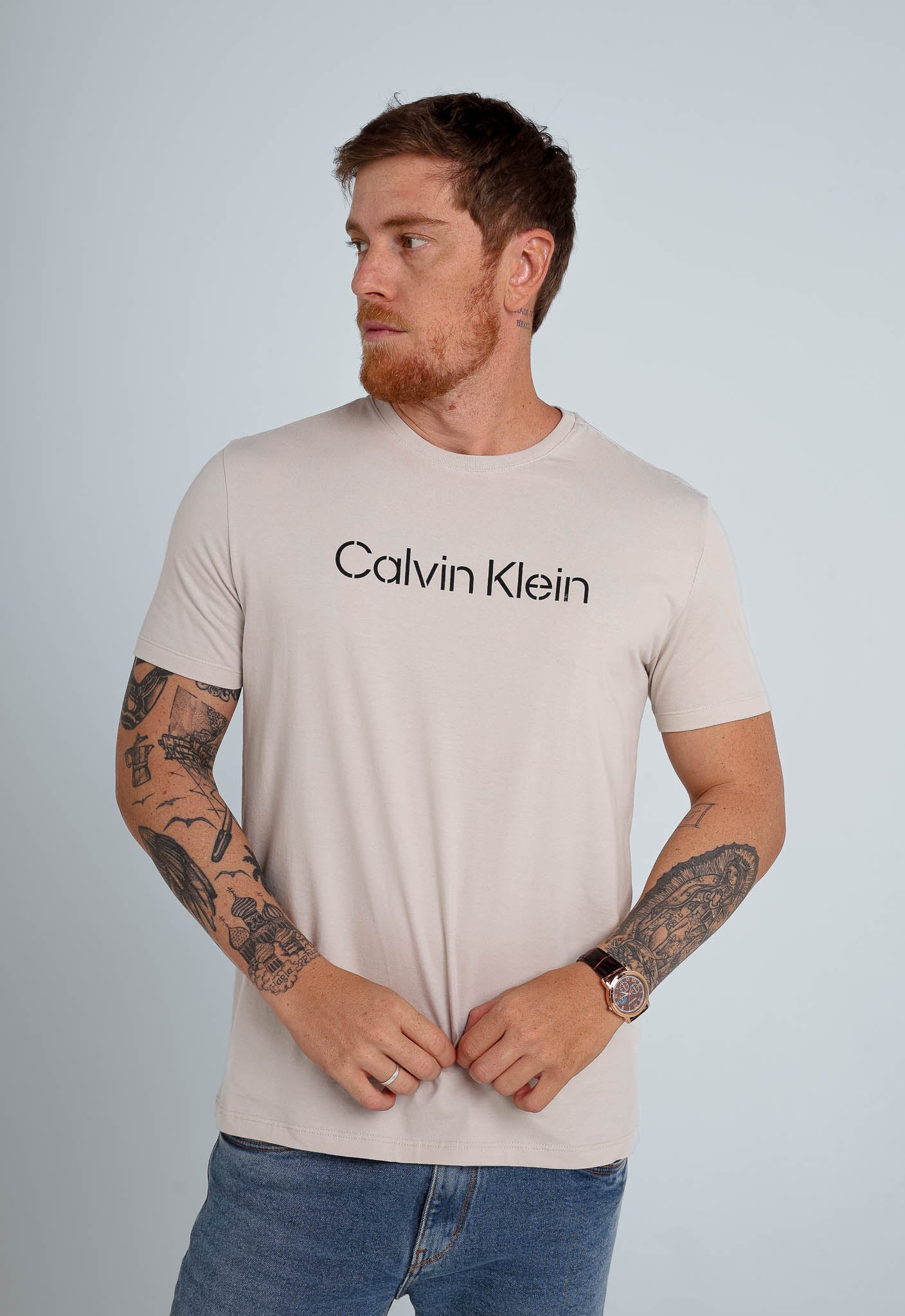 Camiseta Calvin Klein Logo Central Areia - Henri Store