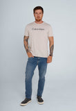 Camiseta Calvin Klein Logo Central Areia - Henri Store