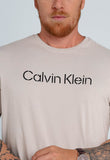 Camiseta Calvin Klein Logo Central Areia - Henri Store