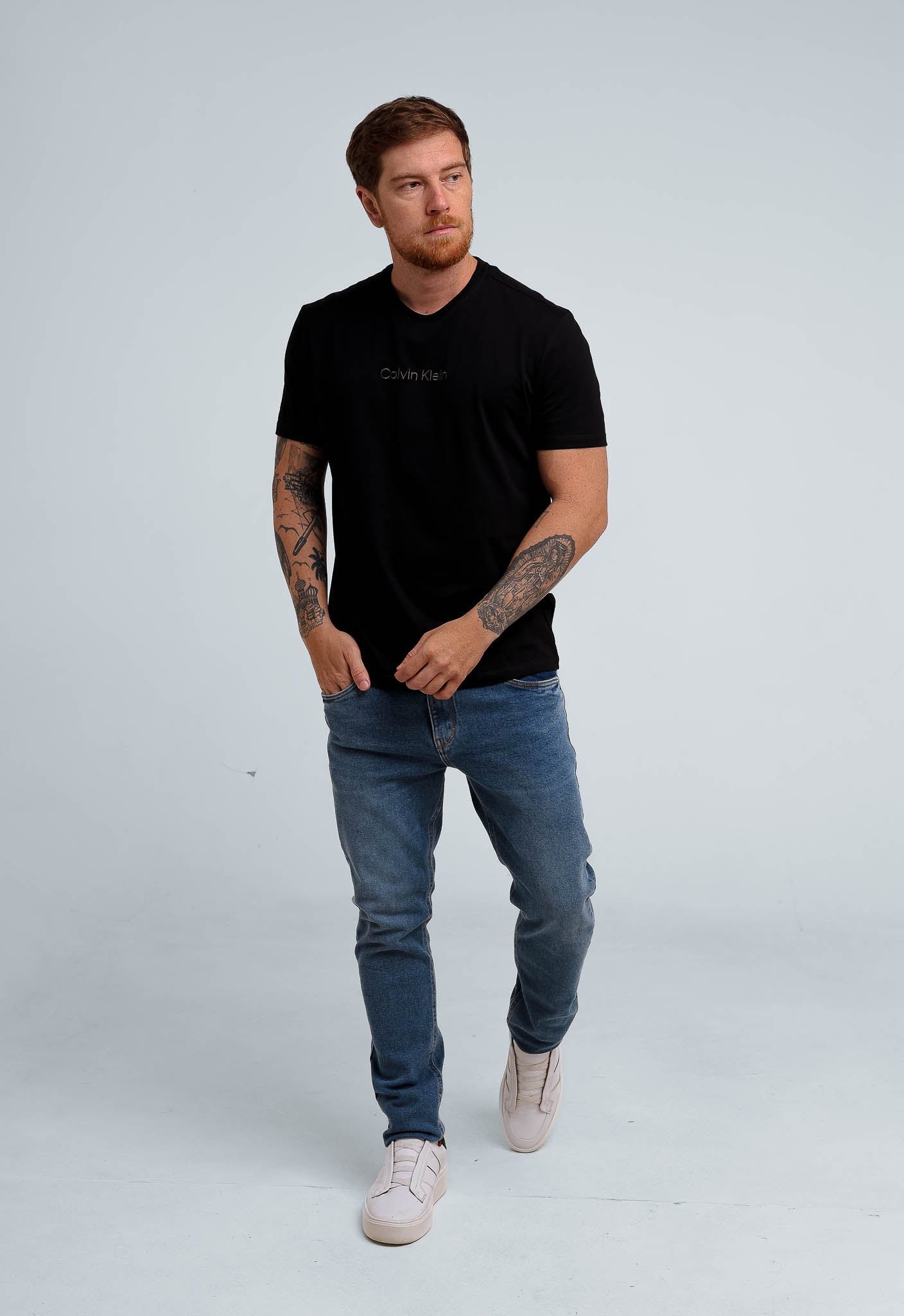 Camiseta Calvin Klein Logo Central Bordado - Henri Store