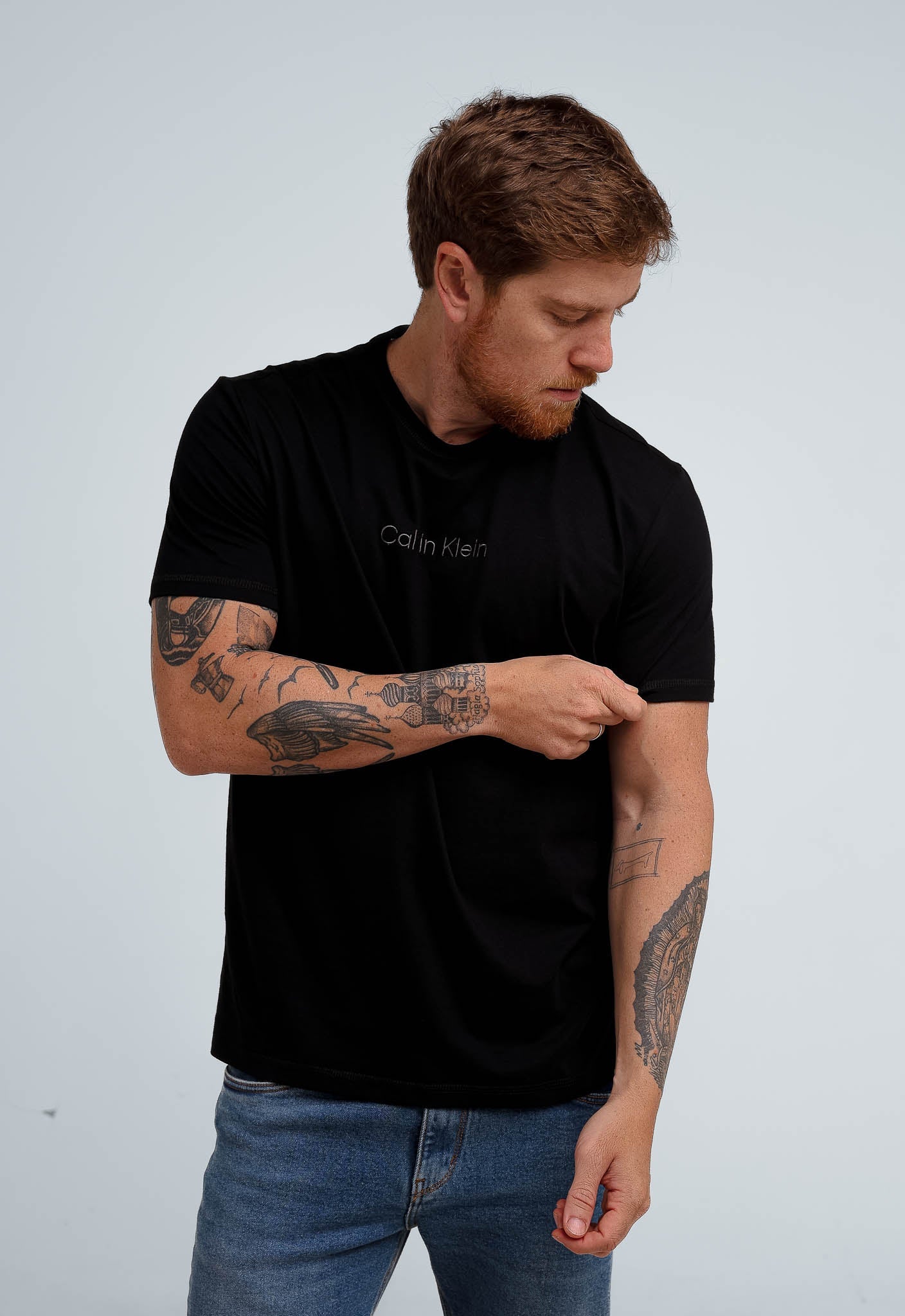 Camiseta Calvin Klein Logo Central Bordado - Henri Store