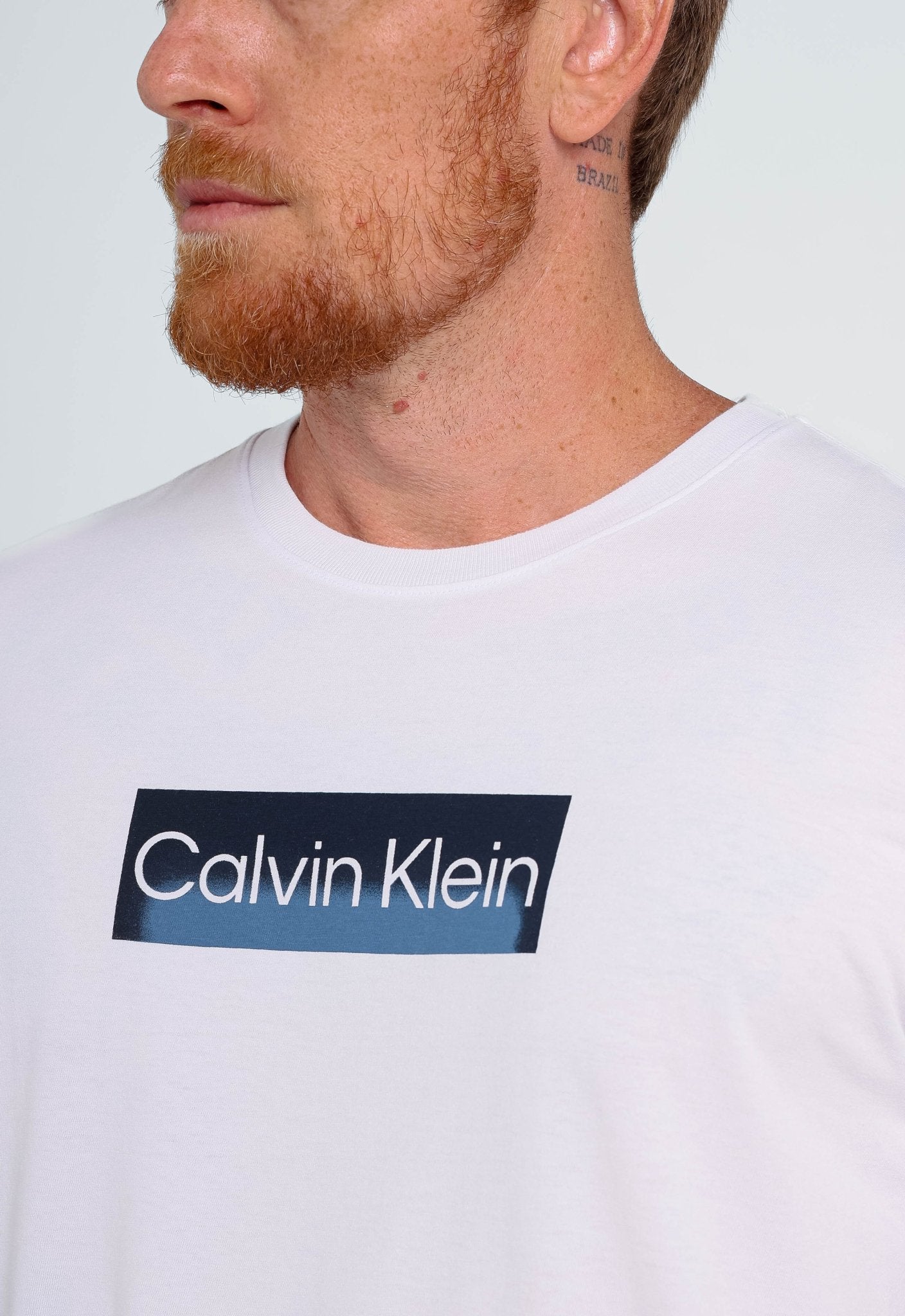 Camiseta Calvin Klein Logo Central Branco - Henri Store