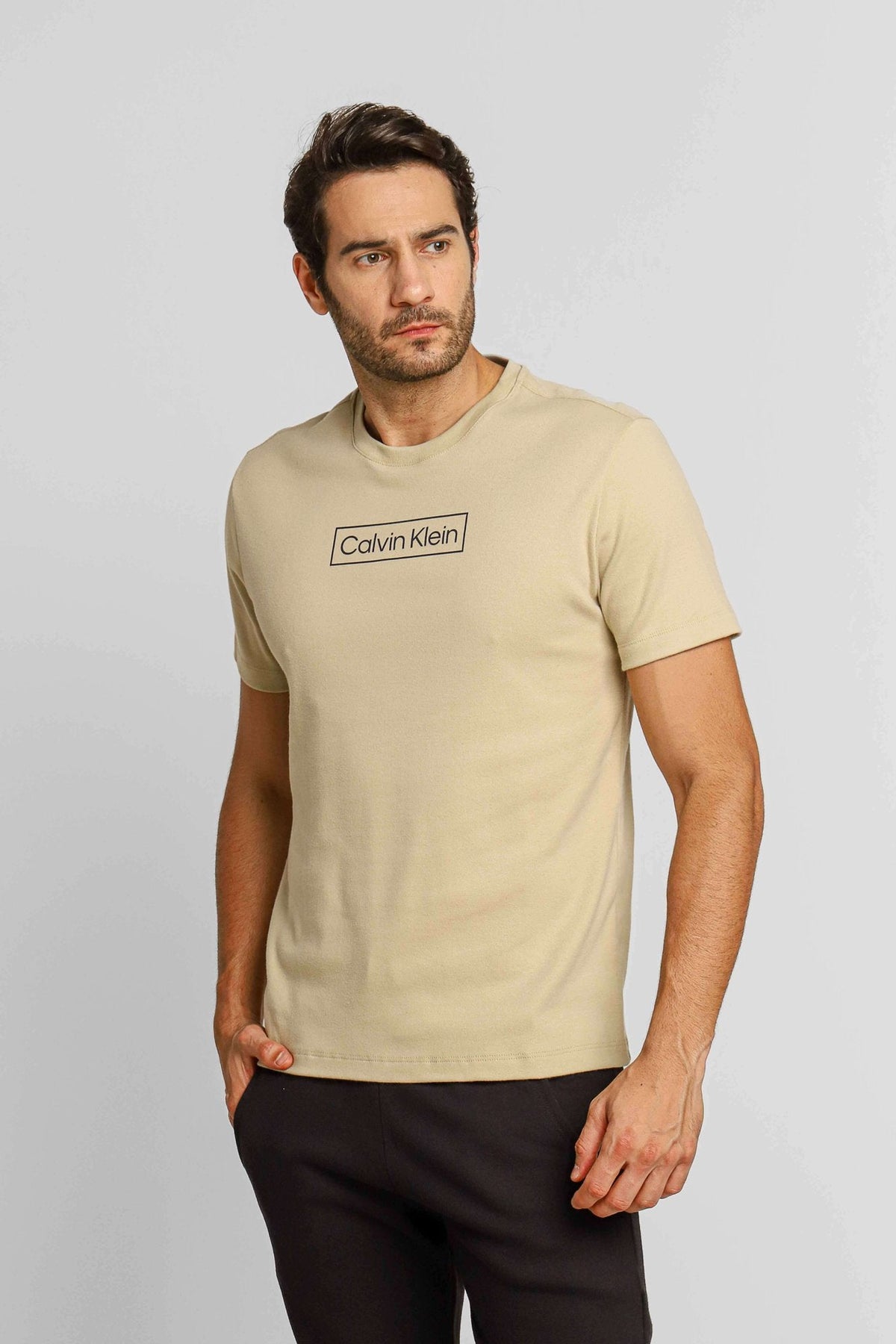 Camiseta Calvin Klein Logo Central Cáqui - Henri Store