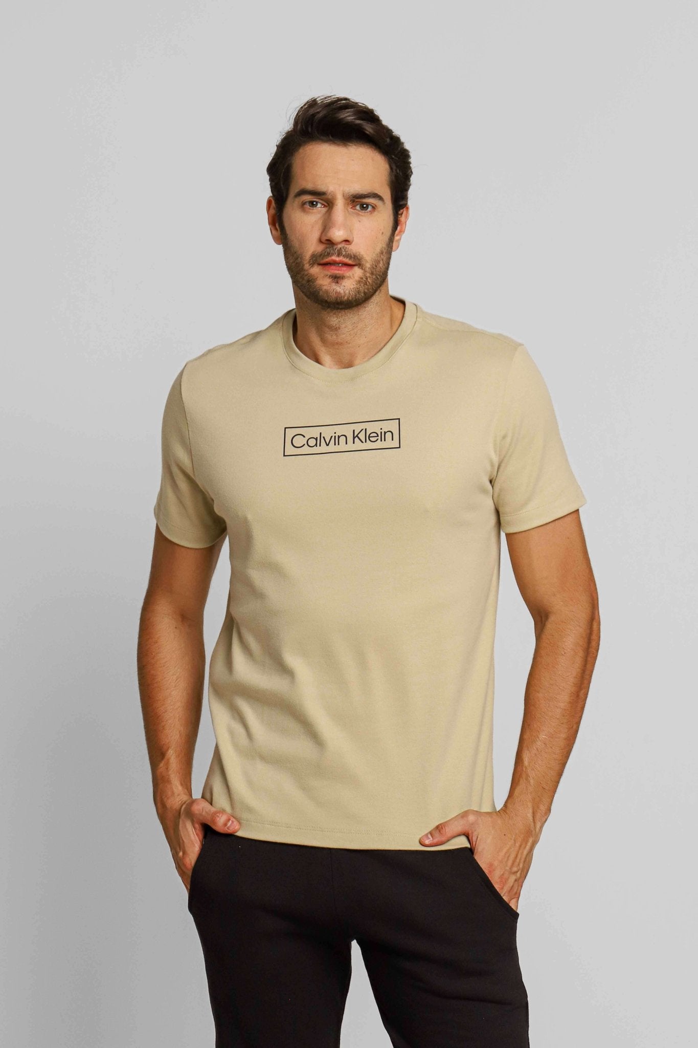Camiseta Calvin Klein Logo Central Cáqui - Henri Store