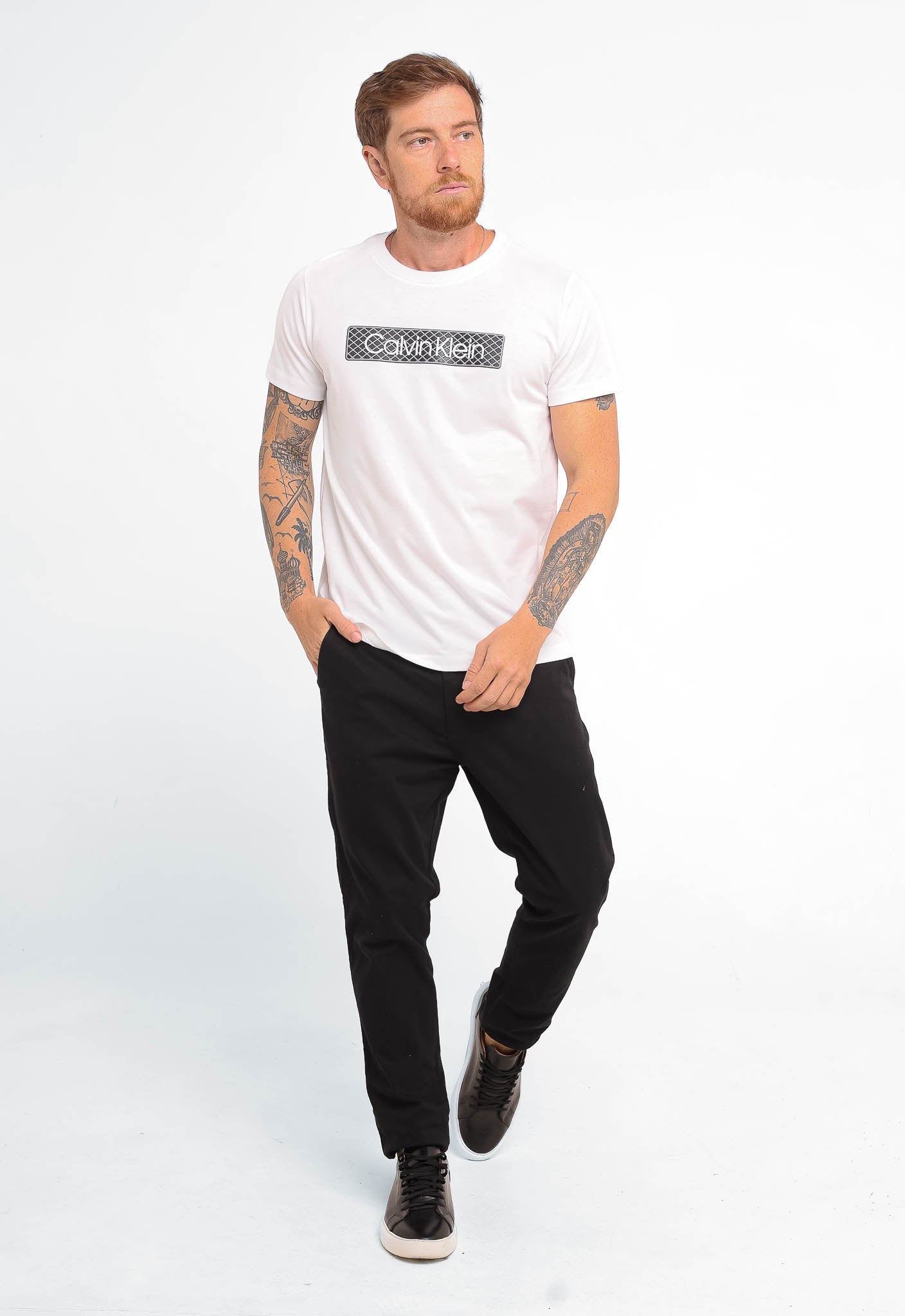 Camiseta Calvin Klein Logo Central Emborrachado - Henri Store