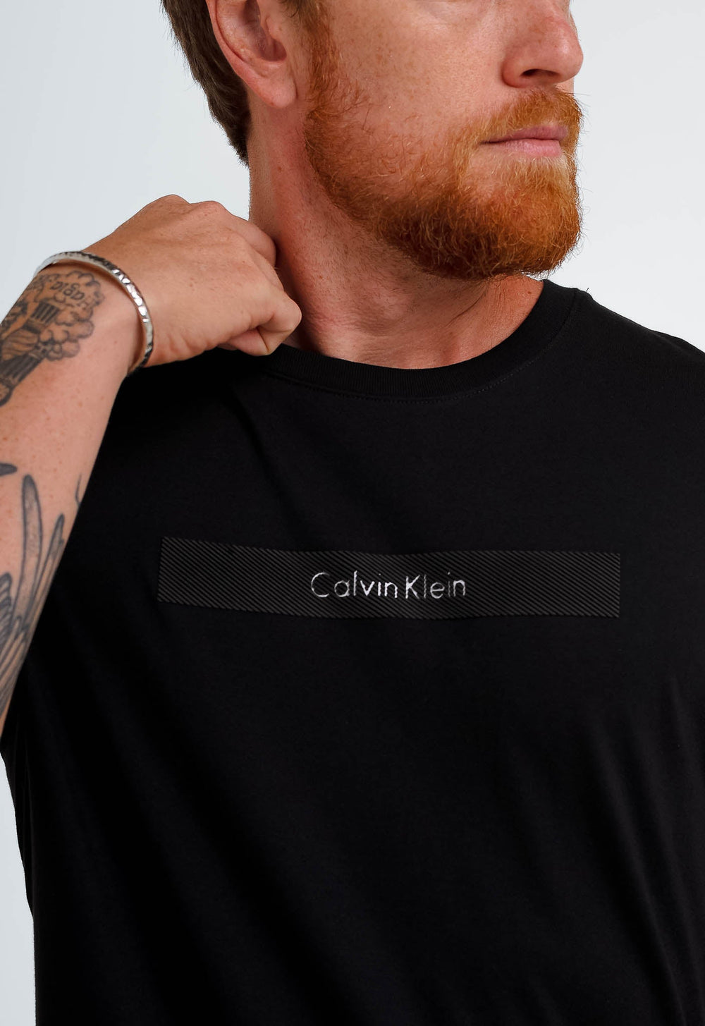Camiseta Calvin Klein Logo Central Emborrachado - Henri Store