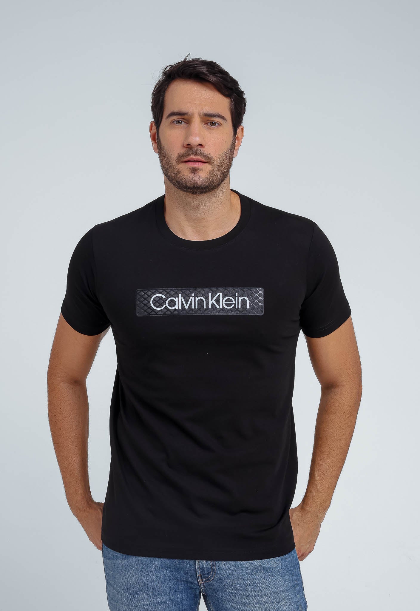 Camiseta Calvin Klein Logo Central Emborrachado - Henri Store