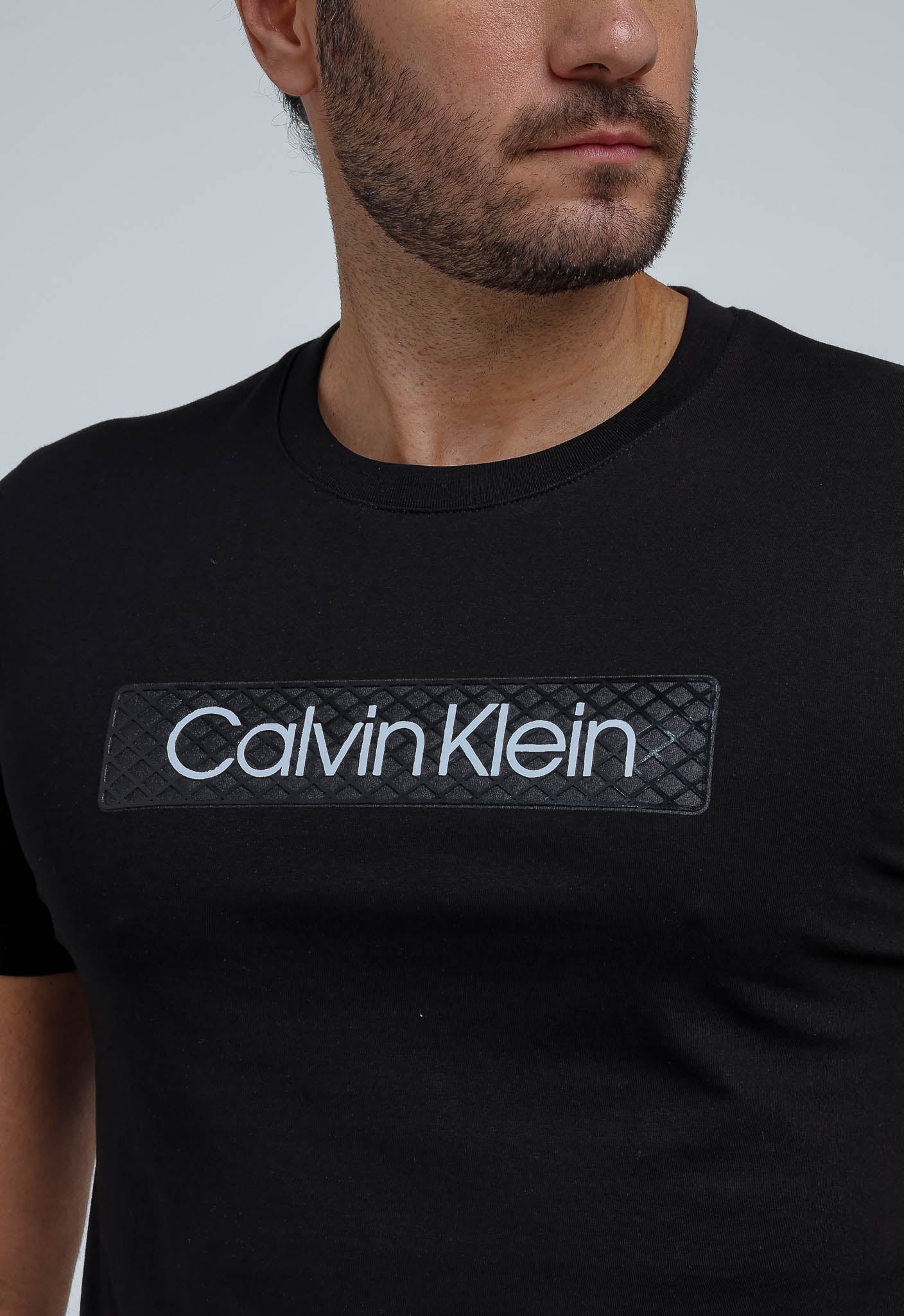 Camiseta Calvin Klein Logo Central Emborrachado - Henri Store