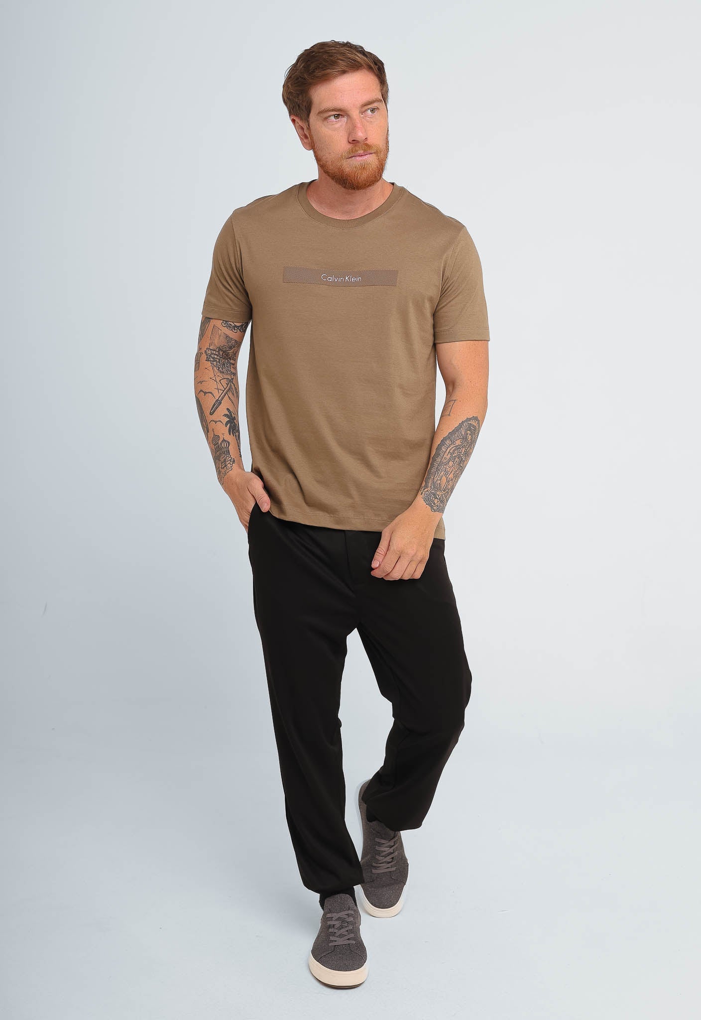 Camiseta Calvin Klein Logo Central Emborrachado - Henri Store