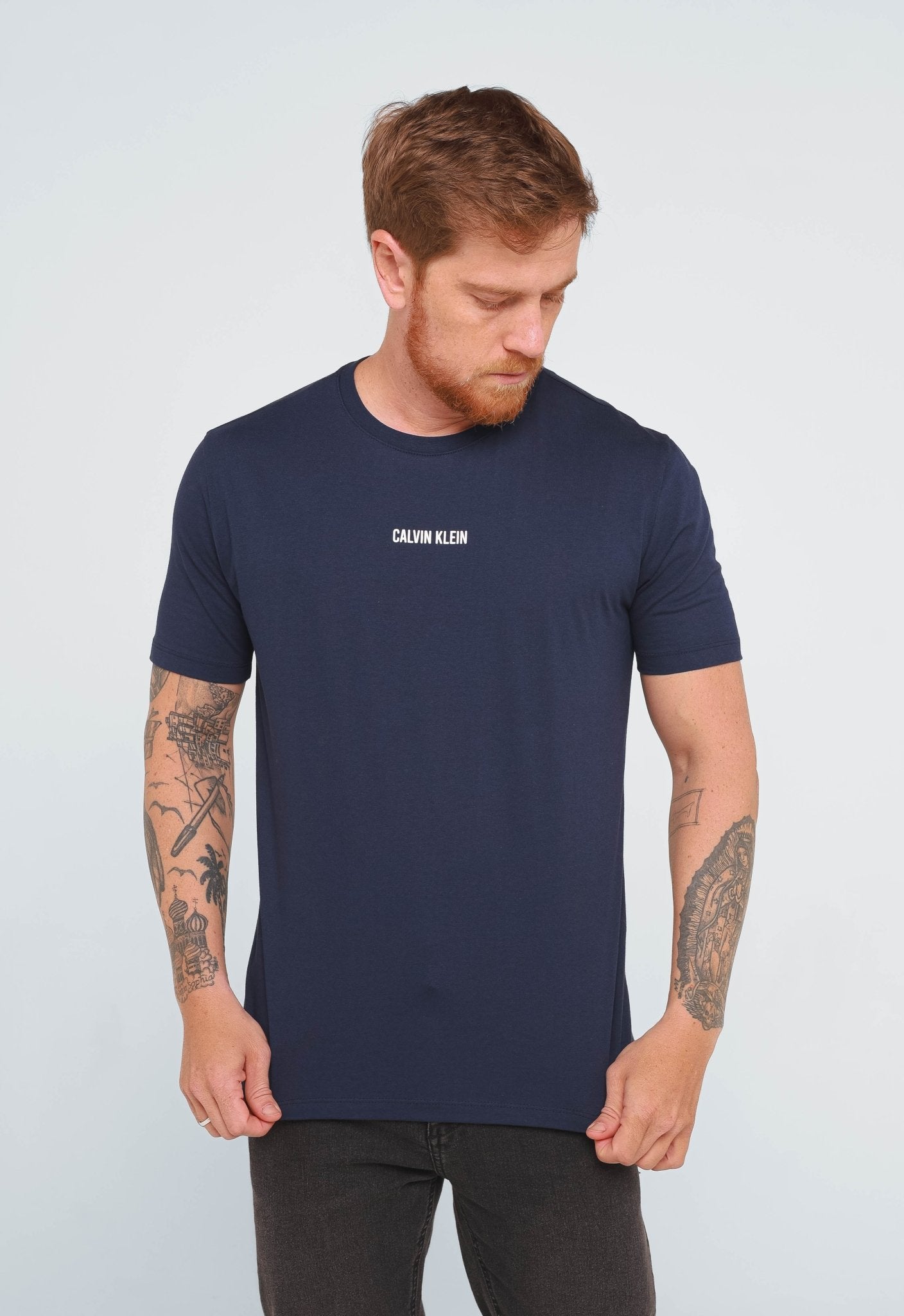 Camiseta Calvin Klein Logo Central Embossed - LIVE - Henri Store
