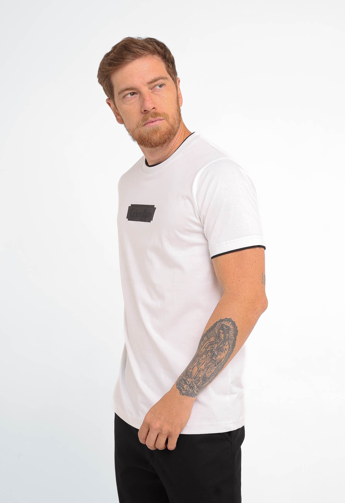 Camiseta Calvin Klein Logo Central Embossed - LIVE - Henri Store