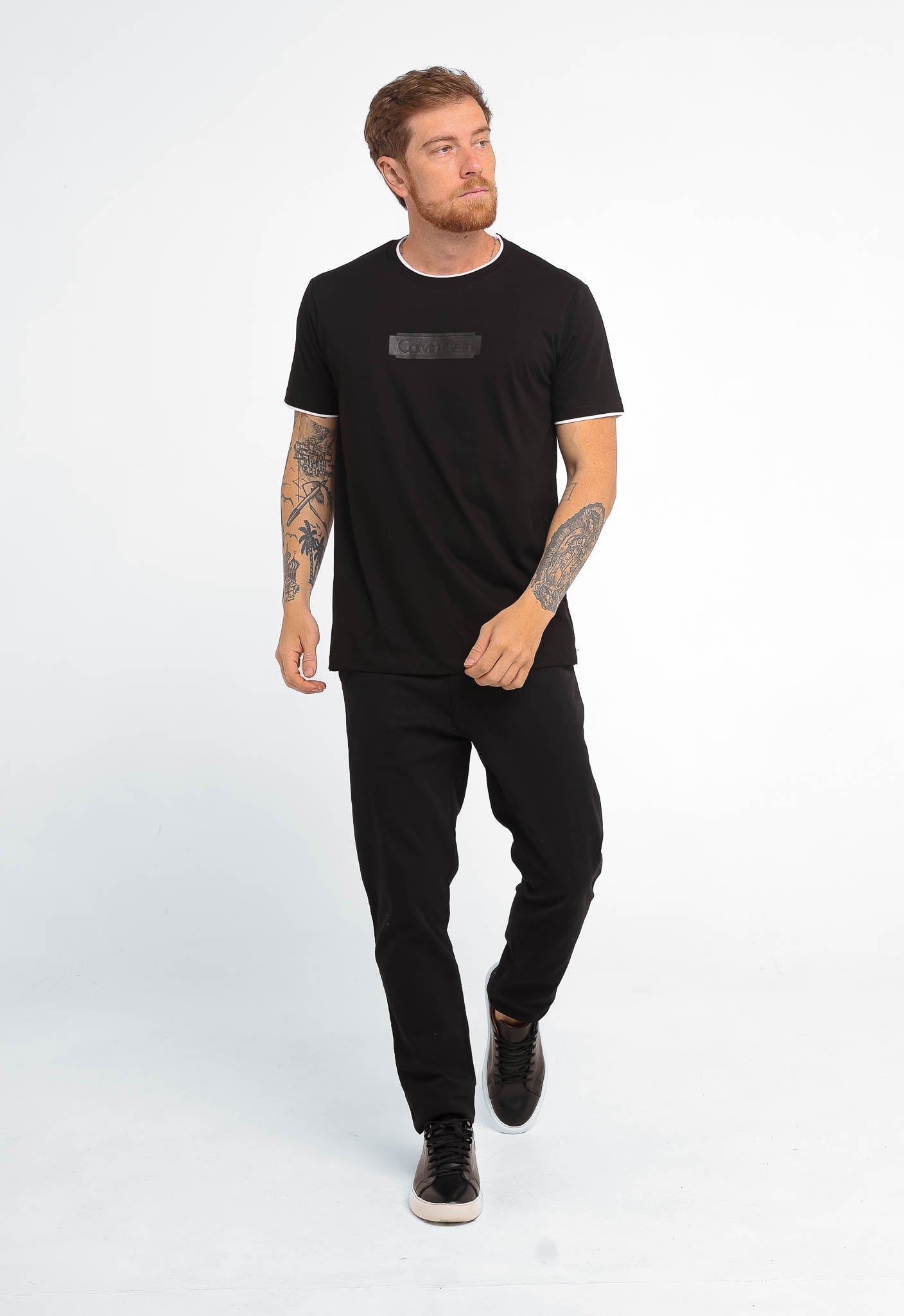 Camiseta Calvin Klein Logo Central Embossed - LIVE - Henri Store