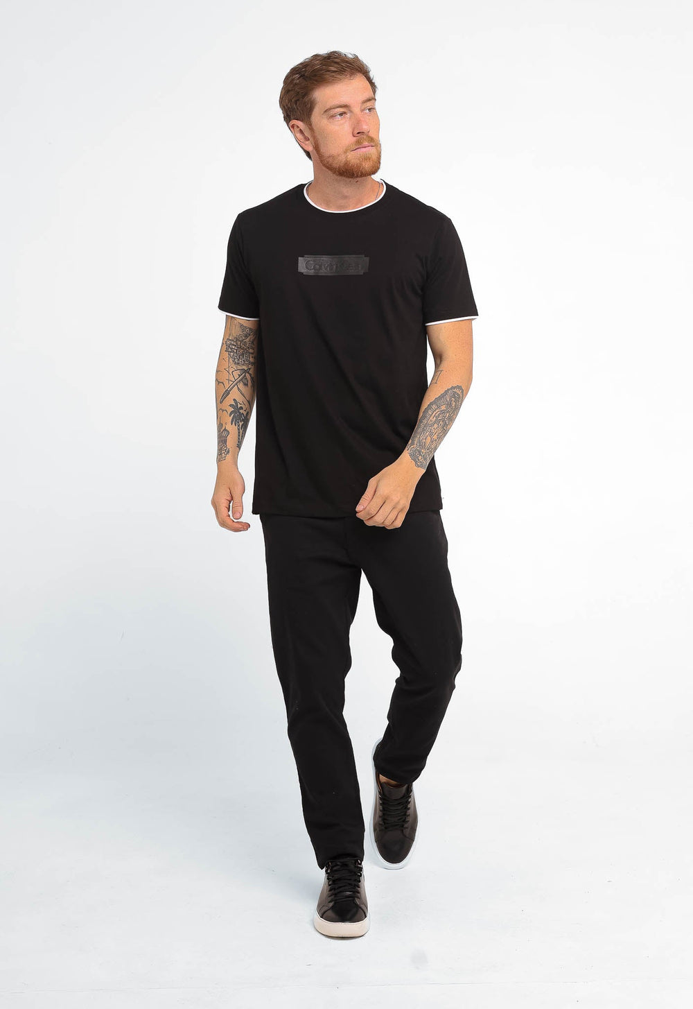 Camiseta Calvin Klein Logo Central Embossed - LIVE - Henri Store