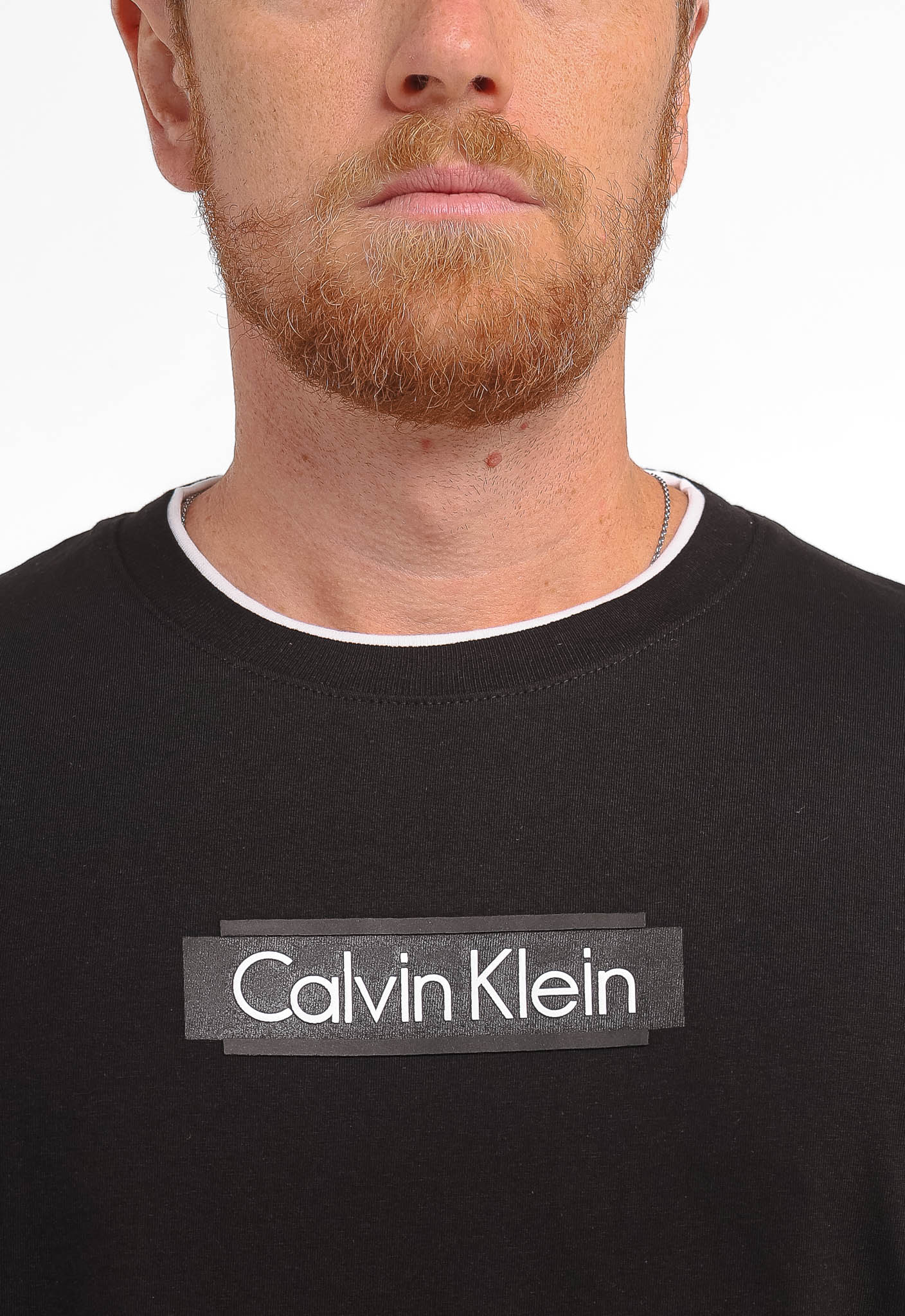 Camiseta Calvin Klein Logo Central Embossed - LIVE - Henri Store