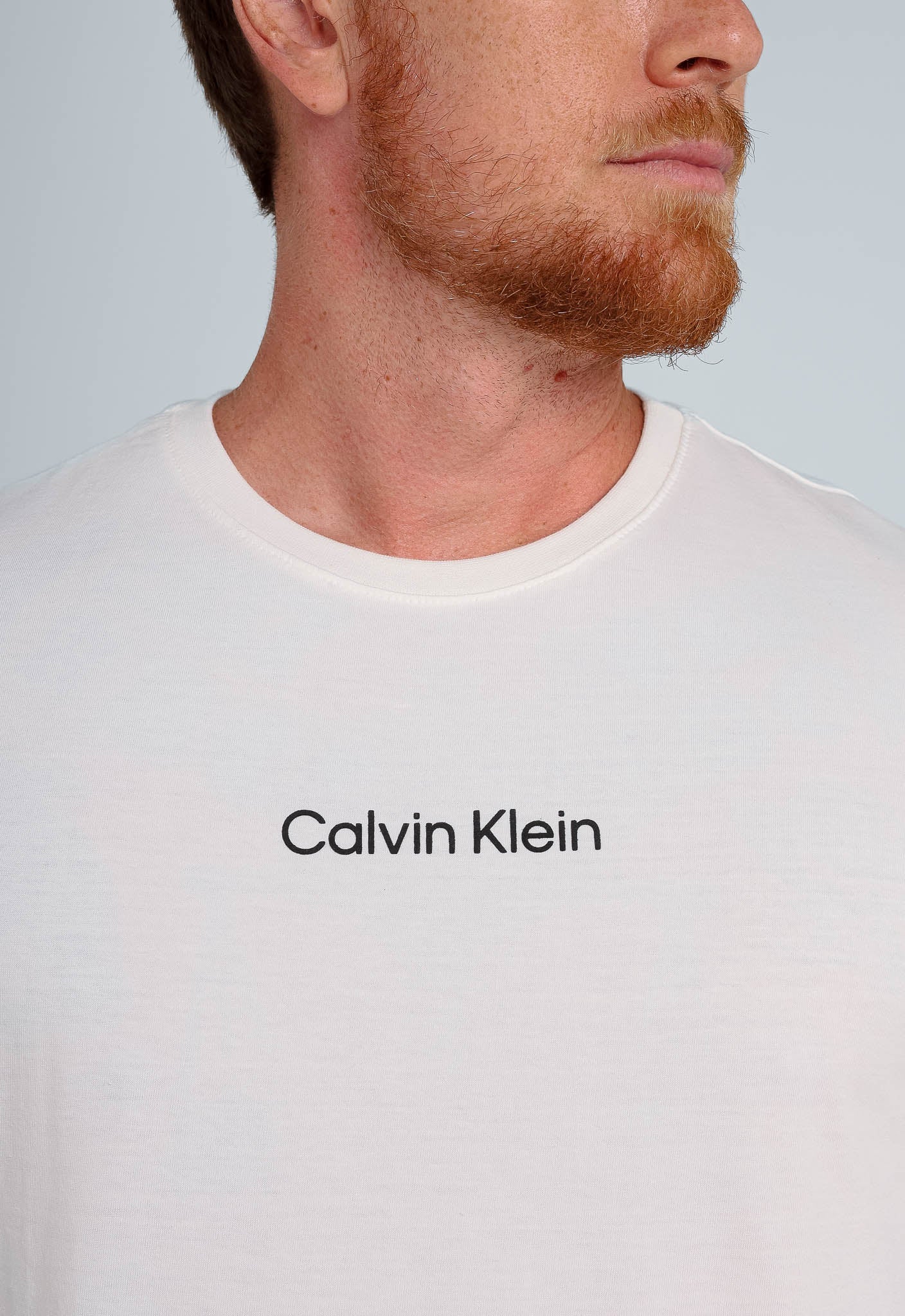 Camiseta Calvin Klein Logo Central Embossed - LIVE - Henri Store