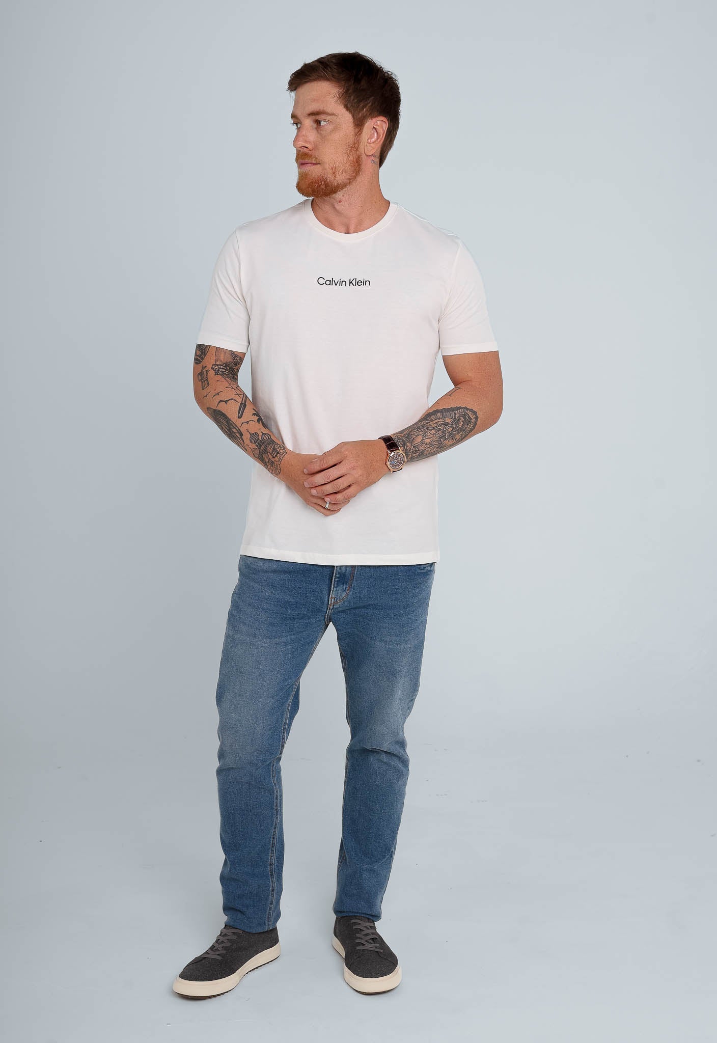 Camiseta Calvin Klein Logo Central Embossed - LIVE - Henri Store