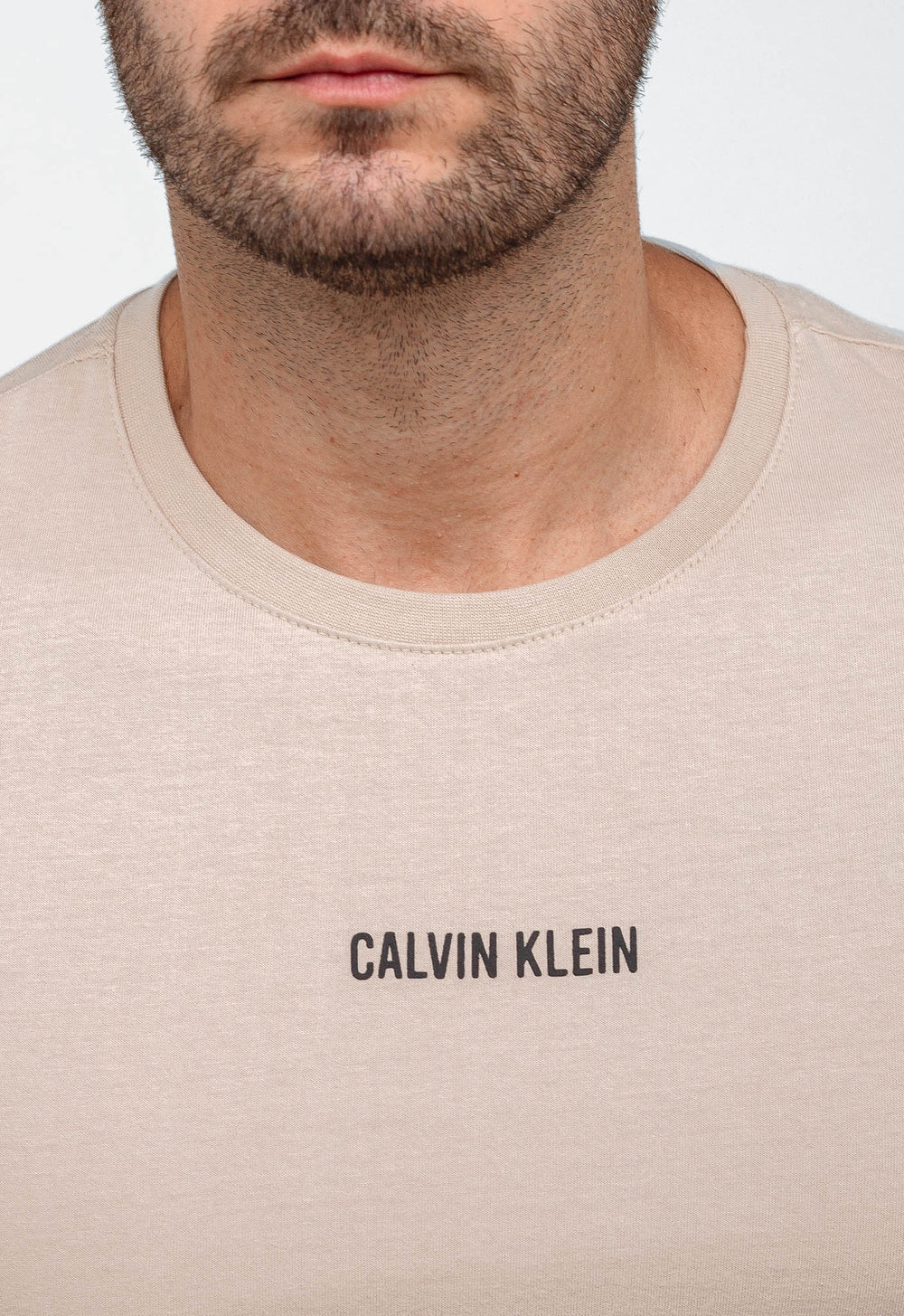 Camiseta Calvin Klein Logo Central Embossed - LIVE - Henri Store