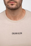 Camiseta Calvin Klein Logo Central Embossed - LIVE - Henri Store