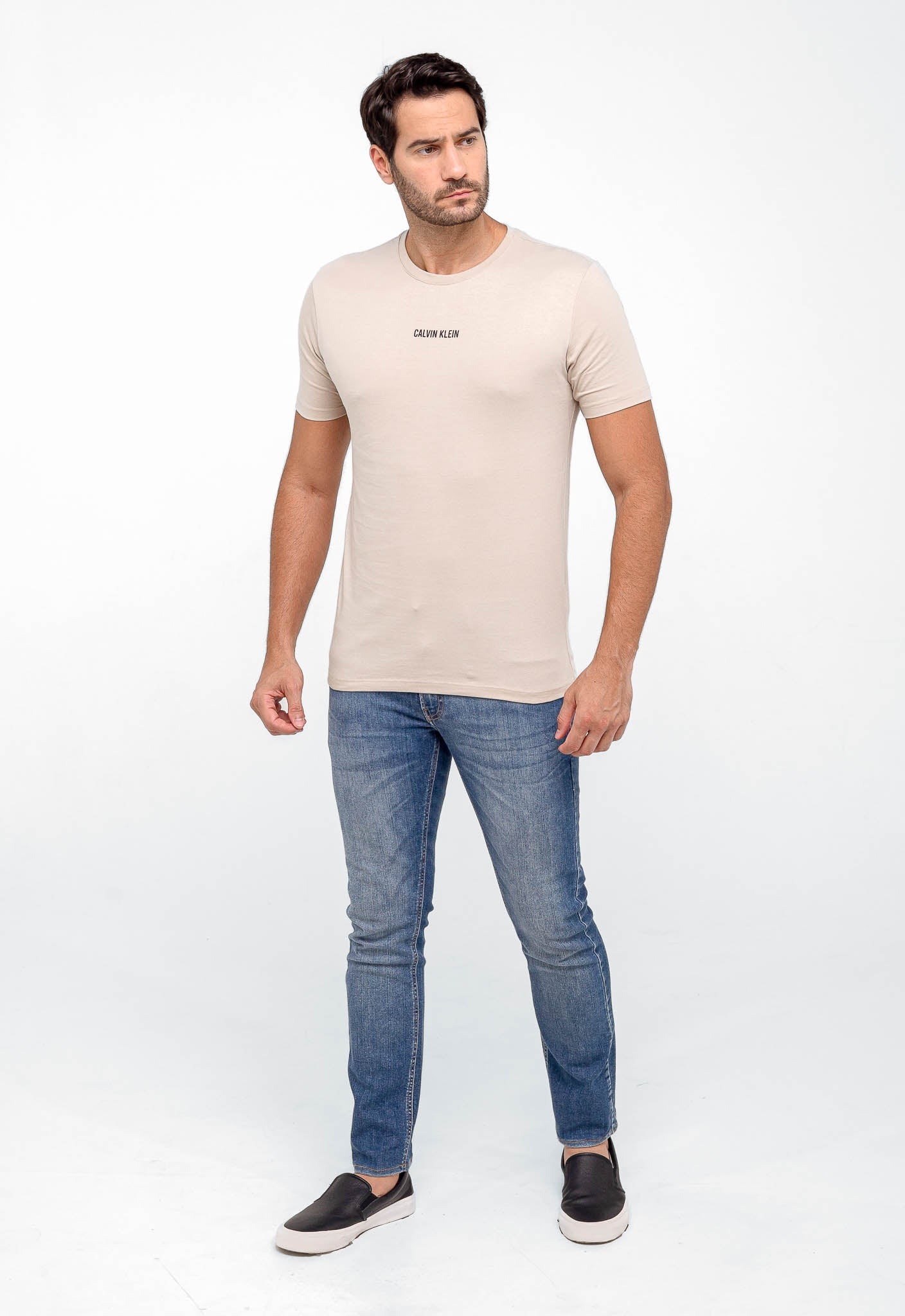 Camiseta Calvin Klein Logo Central Embossed - LIVE - Henri Store