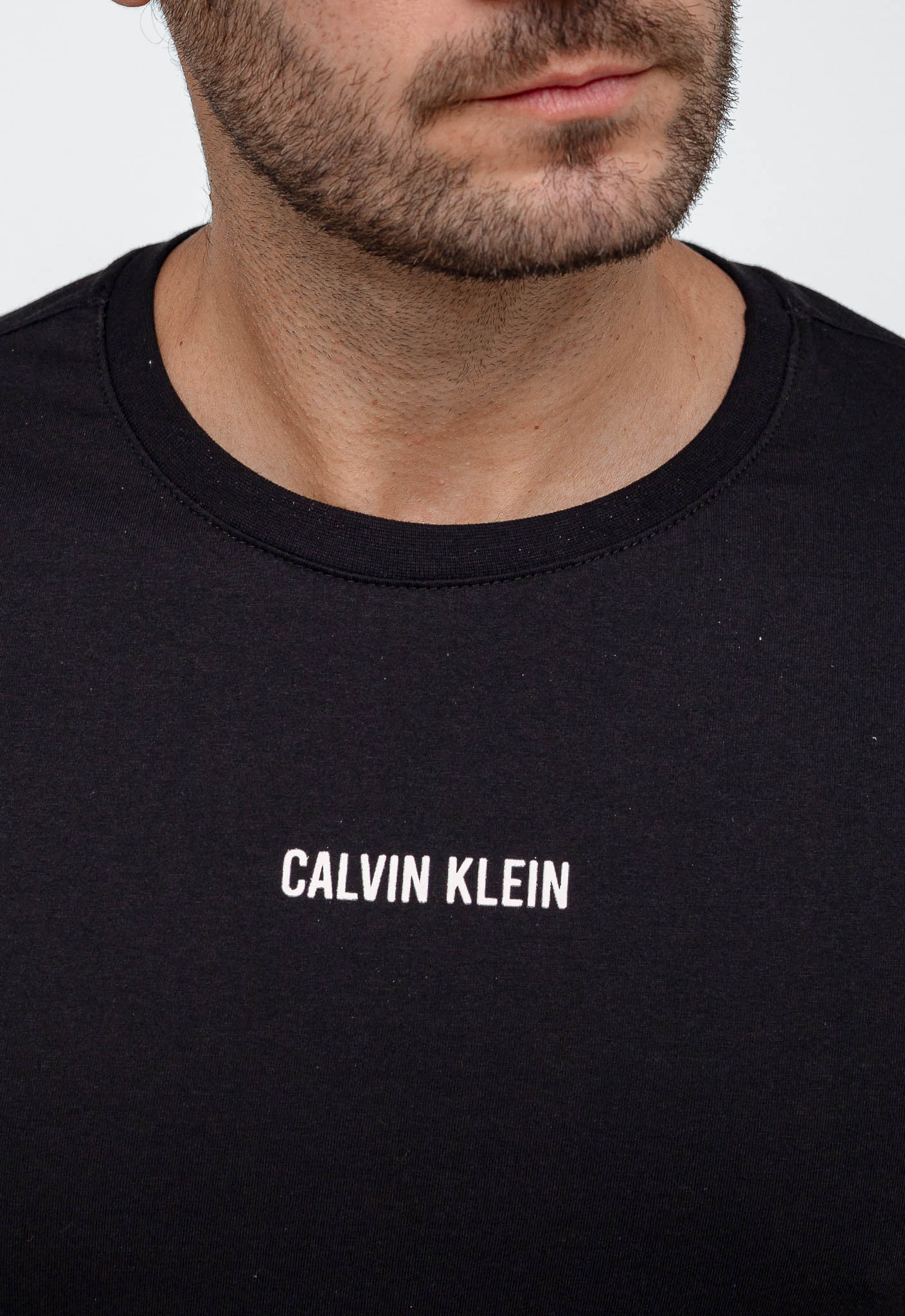 Camiseta Calvin Klein Logo Central Embossed - LIVE - Henri Store