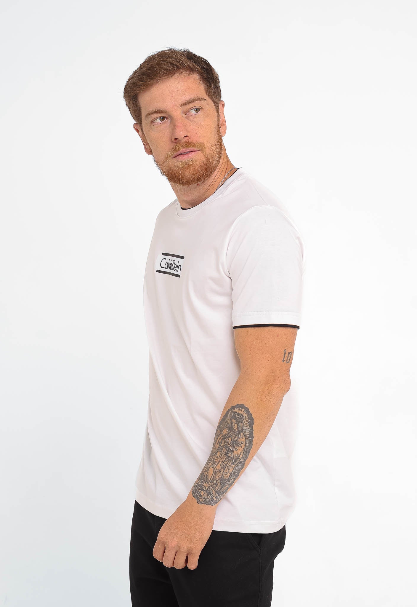 Camiseta Calvin Klein Logo Central Embossed - LIVE - Henri Store