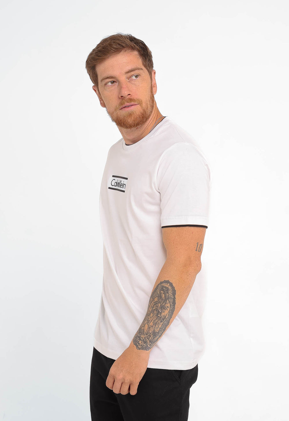 Camiseta Calvin Klein Logo Central Embossed - LIVE - Henri Store