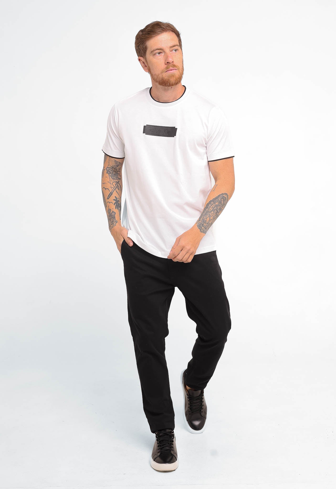 Camiseta Calvin Klein Logo Central Embossed - LIVE - Henri Store