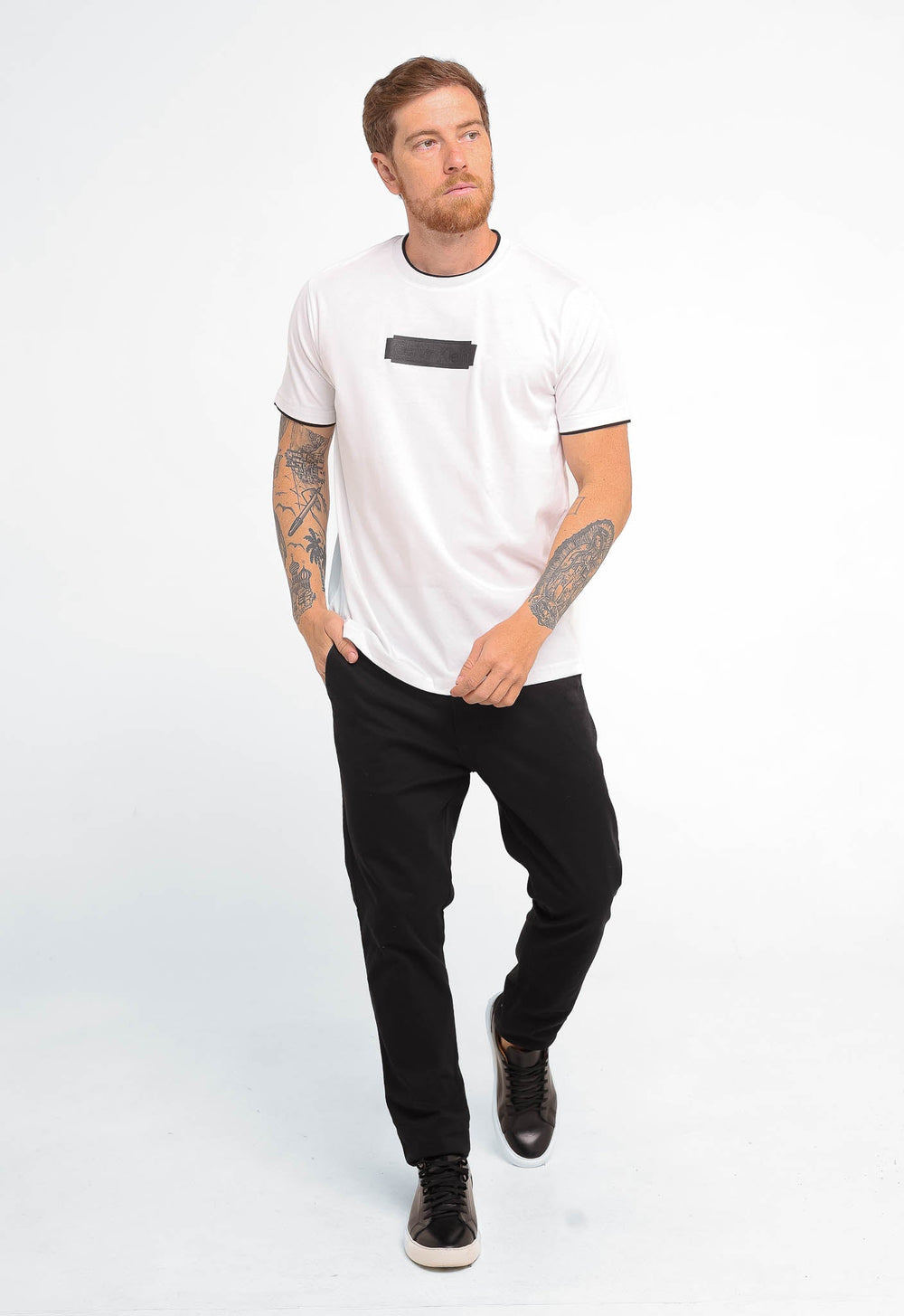 Camiseta Calvin Klein Logo Central Embossed - LIVE - Henri Store