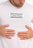 Camiseta Calvin Klein Logo Central Embossed - LIVE - Henri Store