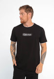 Camiseta Calvin Klein Logo Central Embossed - LIVE - Henri Store