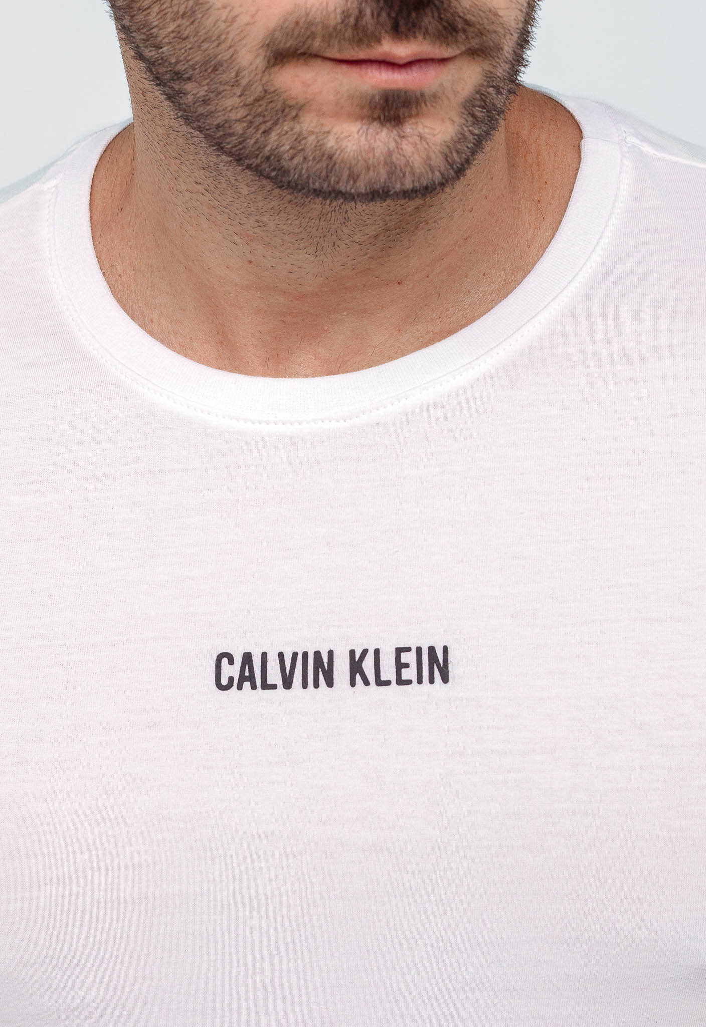 Camiseta Calvin Klein Logo Central Embossed - LIVE - Henri Store